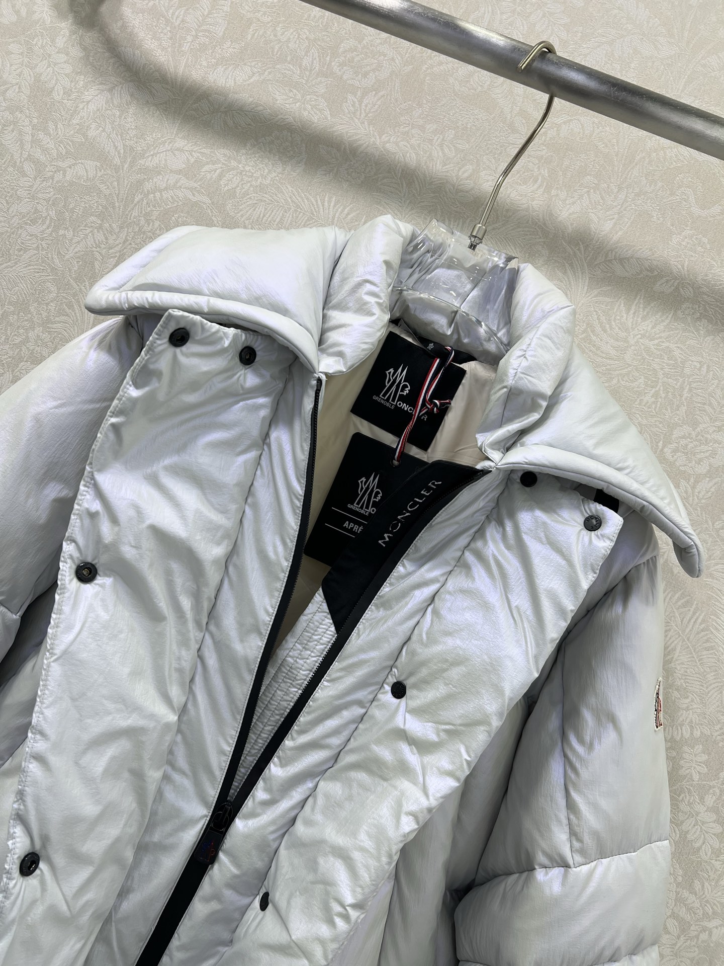 🔥🔥Moncle*25翻领夹克反光羽绒服定制YB进口反光尼龙材质，面料镭射光泽感，白鹅绒填充内里，整件轻