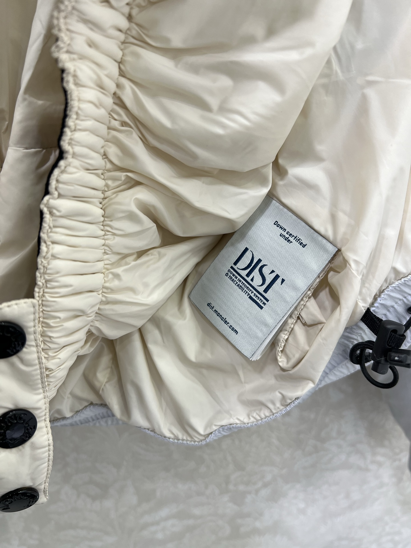 🔥🔥Moncle*25翻领夹克反光羽绒服定制YB进口反光尼龙材质，面料镭射光泽感，白鹅绒填充内里，整件轻