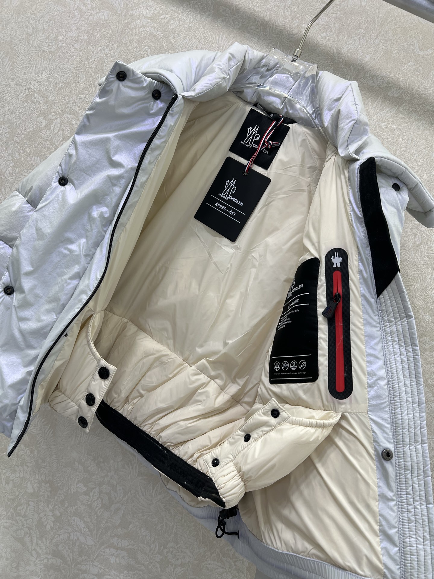🔥🔥Moncle*25翻领夹克反光羽绒服定制YB进口反光尼龙材质，面料镭射光泽感，白鹅绒填充内里，整件轻