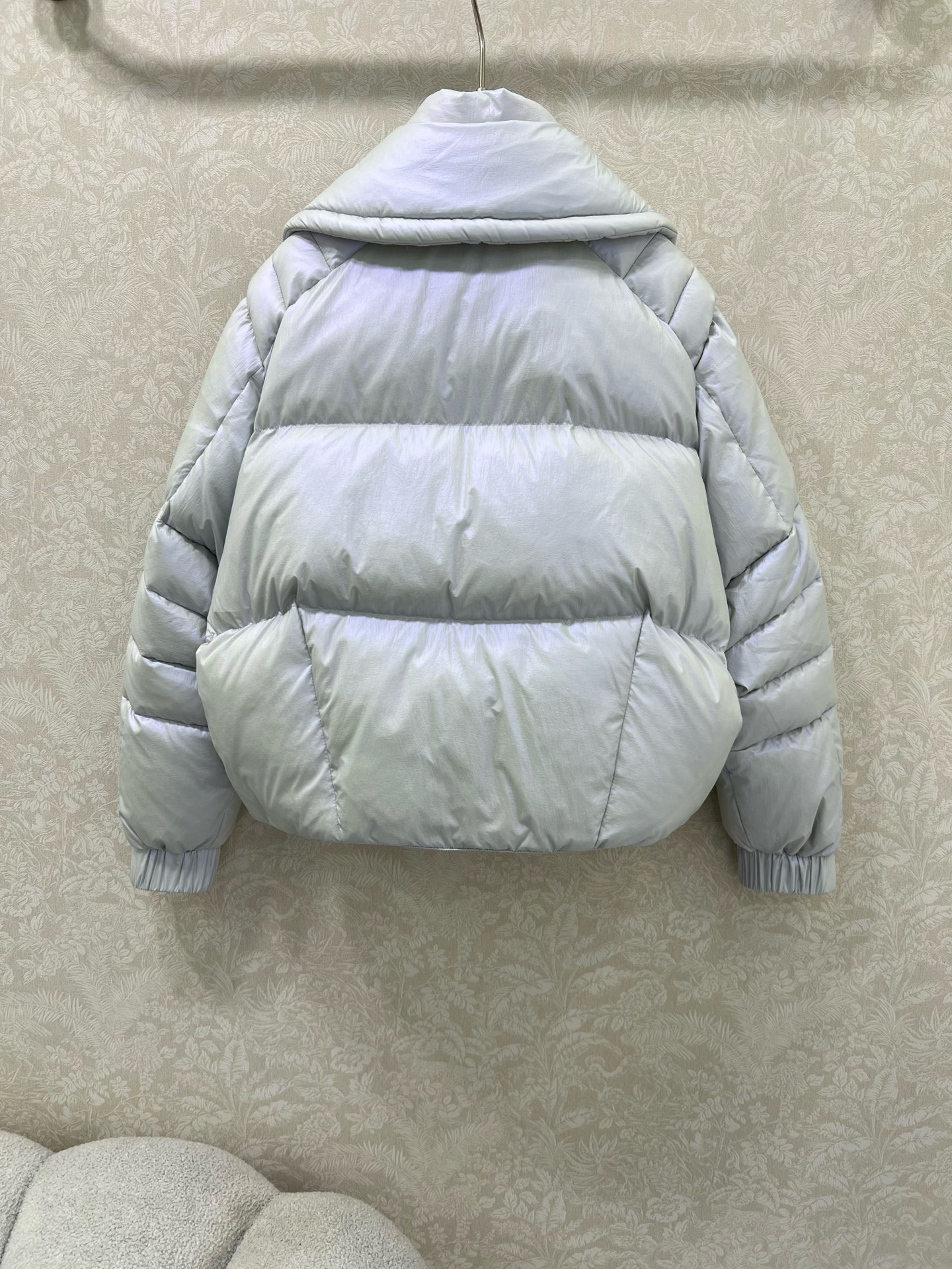 🔥🔥Moncle*25翻领夹克反光羽绒服定制YB进口反光尼龙材质，面料镭射光泽感，白鹅绒填充内里，整件轻