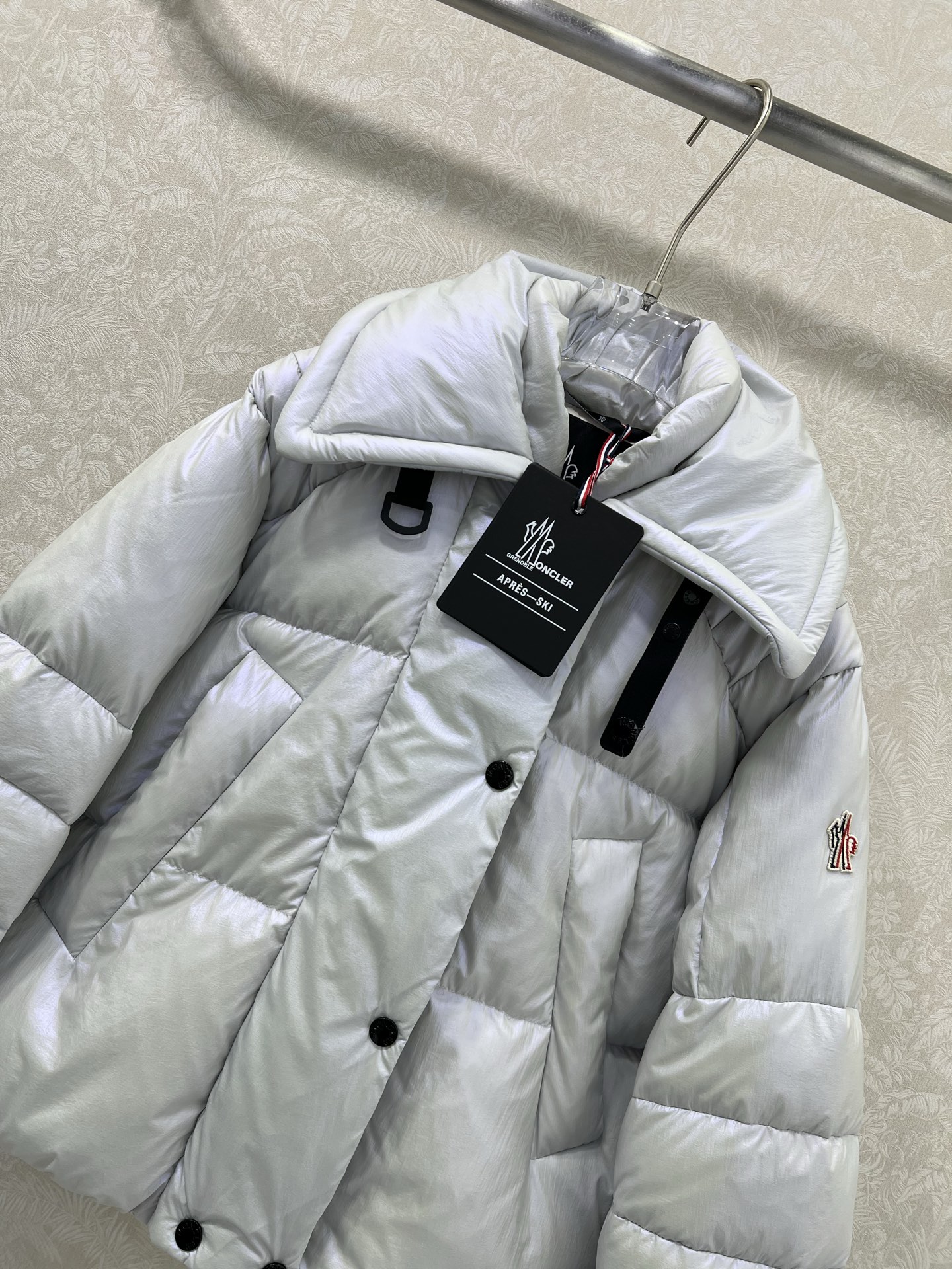 🔥🔥Moncle*25翻领夹克反光羽绒服定制YB进口反光尼龙材质，面料镭射光泽感，白鹅绒填充内里，整件轻