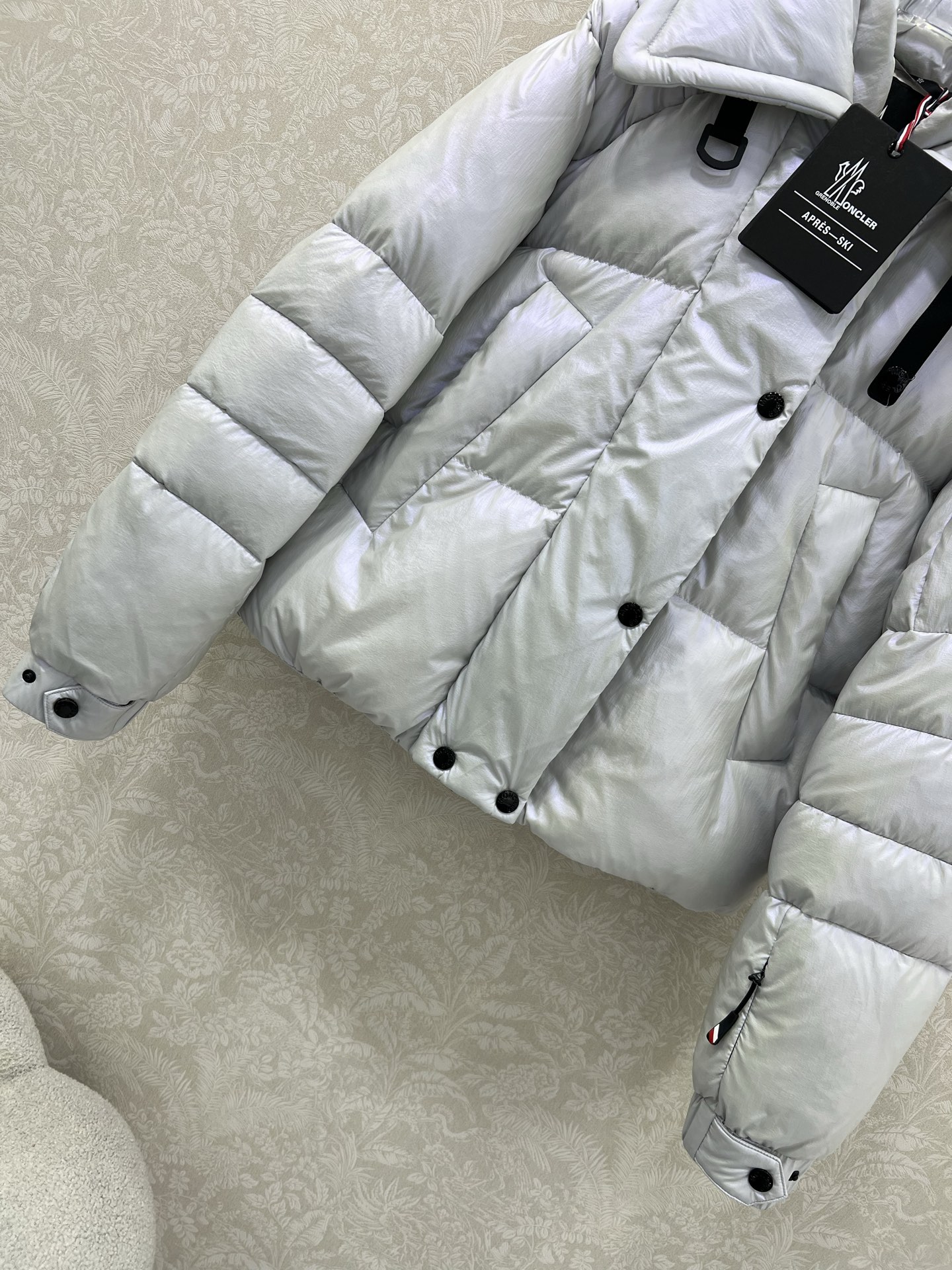 🔥🔥Moncle*25翻领夹克反光羽绒服定制YB进口反光尼龙材质，面料镭射光泽感，白鹅绒填充内里，整件轻