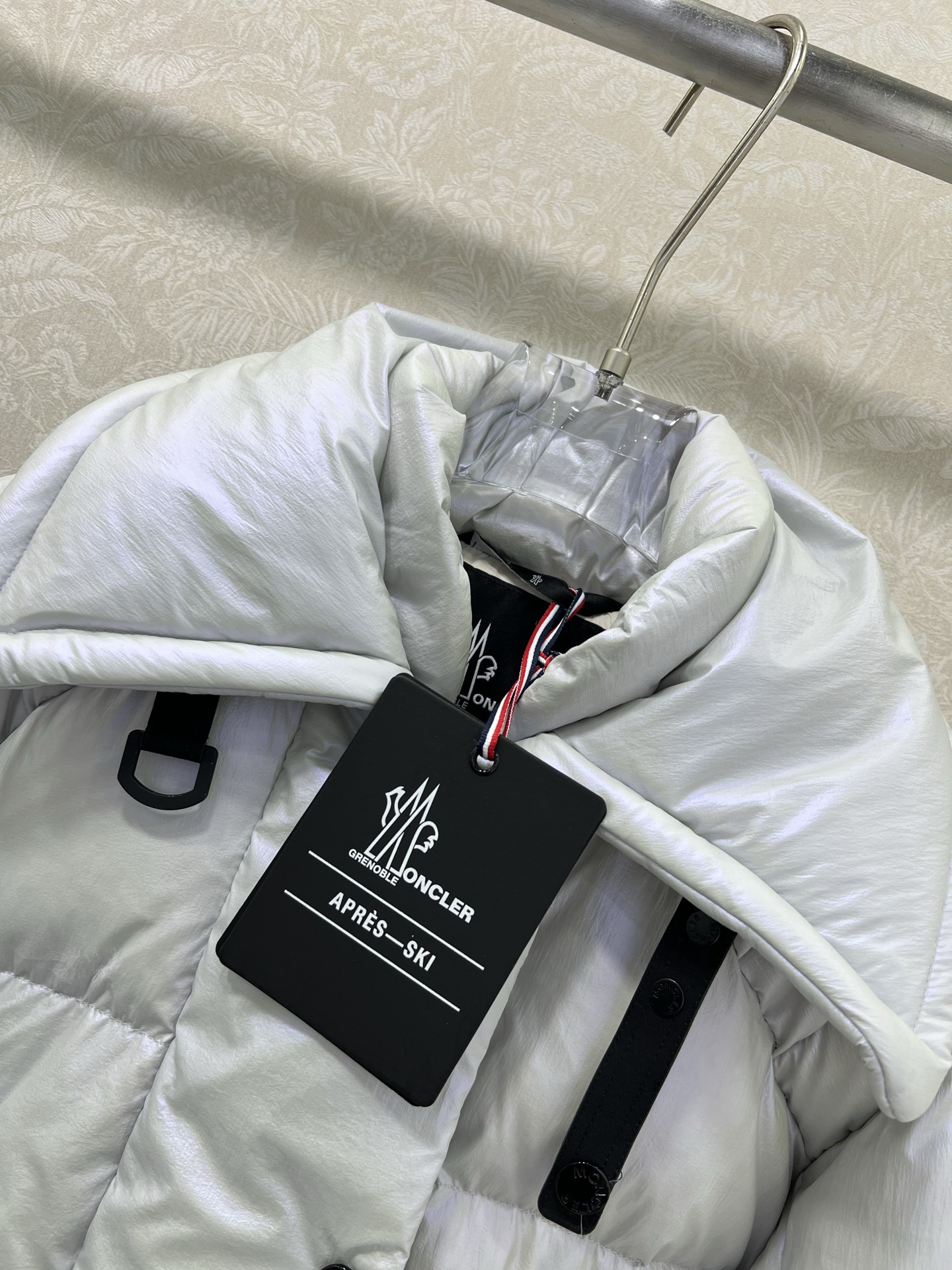 🔥🔥Moncle*25翻领夹克反光羽绒服定制YB进口反光尼龙材质，面料镭射光泽感，白鹅绒填充内里，整件轻