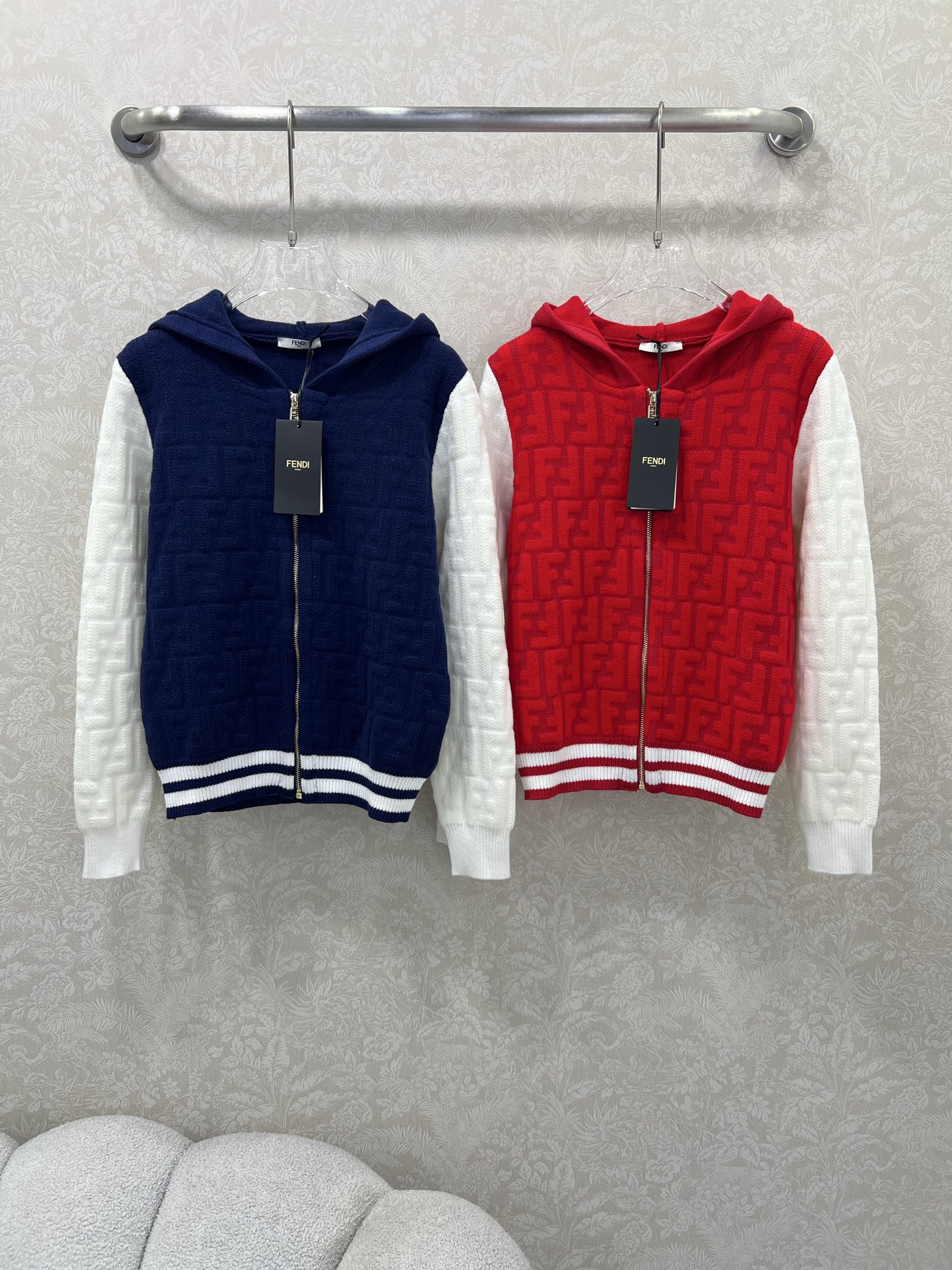 🔥🔥FEND* 25秋冬最新系列！撞色连帽长袖开衫！定制羊毛纱线材质，亲肤柔软，连帽开衫裁剪，袖口衣摆弹