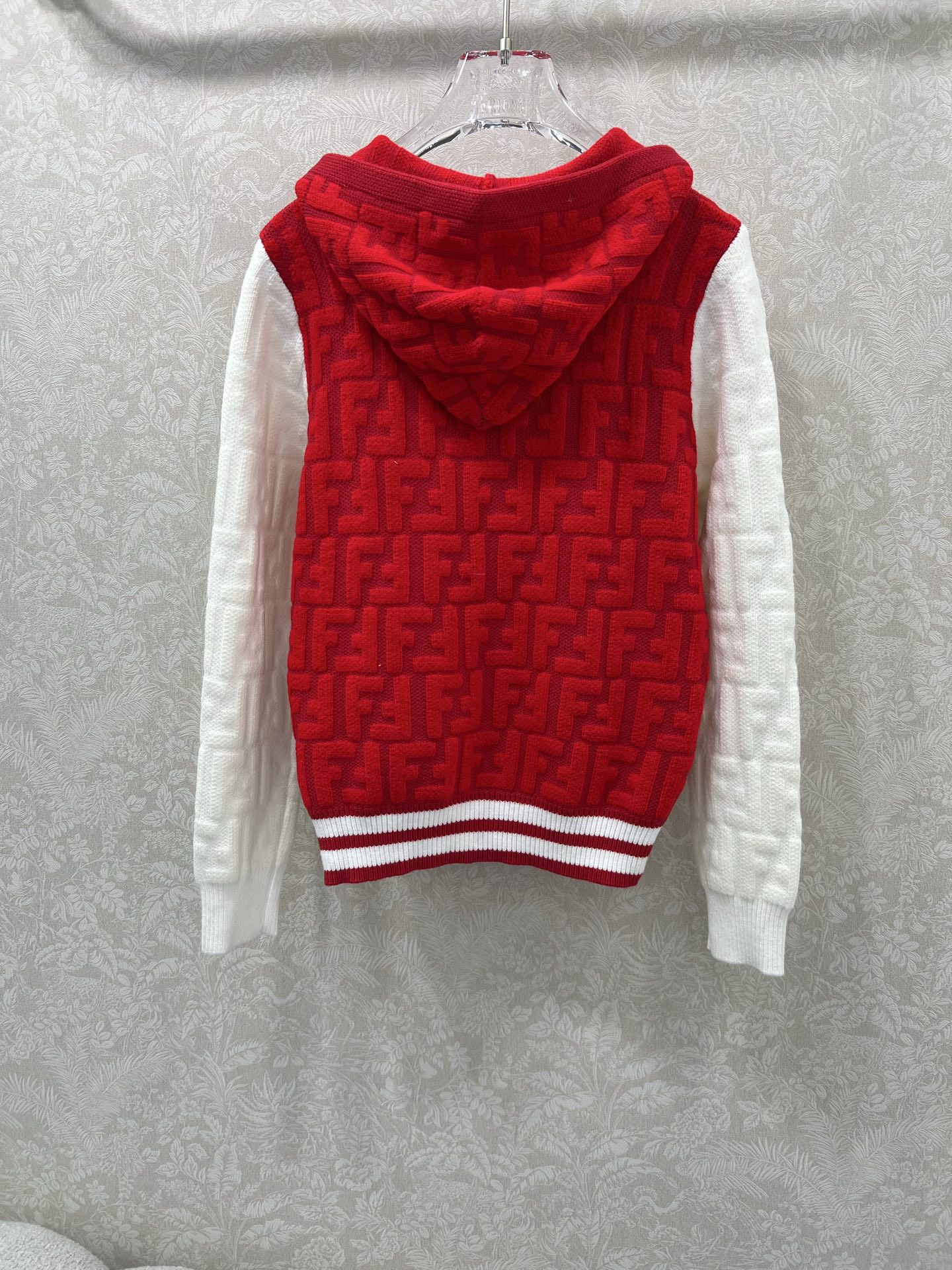 🔥🔥FEND* 25秋冬最新系列！撞色连帽长袖开衫！定制羊毛纱线材质，亲肤柔软，连帽开衫裁剪，袖口衣摆弹