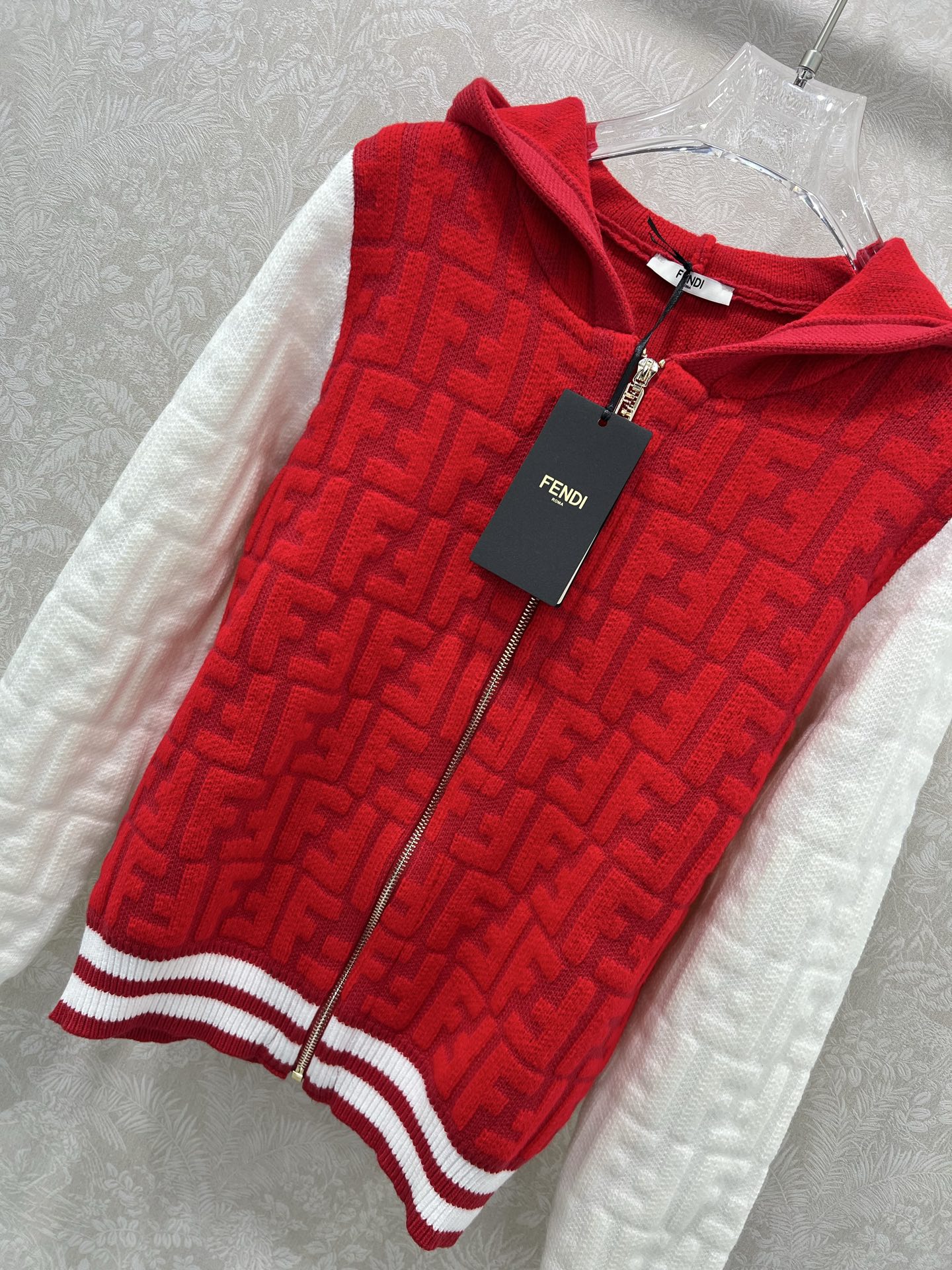 🔥🔥FEND* 25秋冬最新系列！撞色连帽长袖开衫！定制羊毛纱线材质，亲肤柔软，连帽开衫裁剪，袖口衣摆弹