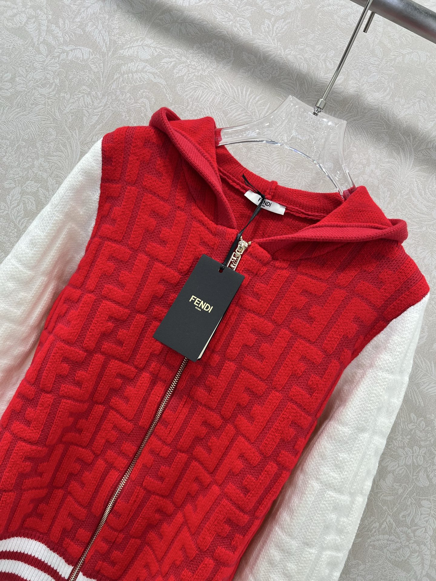 🔥🔥FEND* 25秋冬最新系列！撞色连帽长袖开衫！定制羊毛纱线材质，亲肤柔软，连帽开衫裁剪，袖口衣摆弹