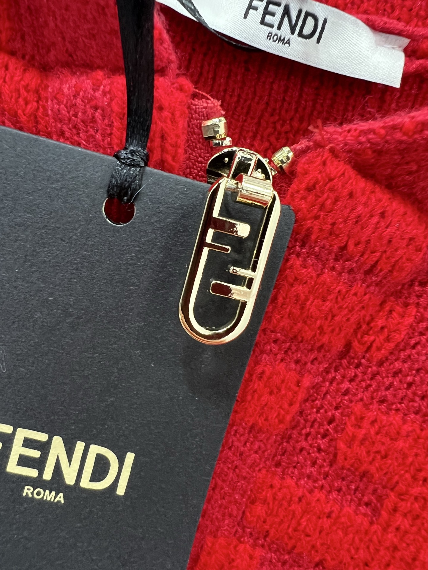 🔥🔥FEND* 25秋冬最新系列！撞色连帽长袖开衫！定制羊毛纱线材质，亲肤柔软，连帽开衫裁剪，袖口衣摆弹