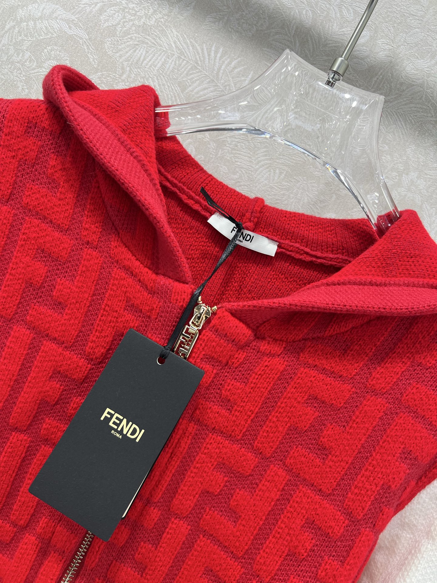 🔥🔥FEND* 25秋冬最新系列！撞色连帽长袖开衫！定制羊毛纱线材质，亲肤柔软，连帽开衫裁剪，袖口衣摆弹