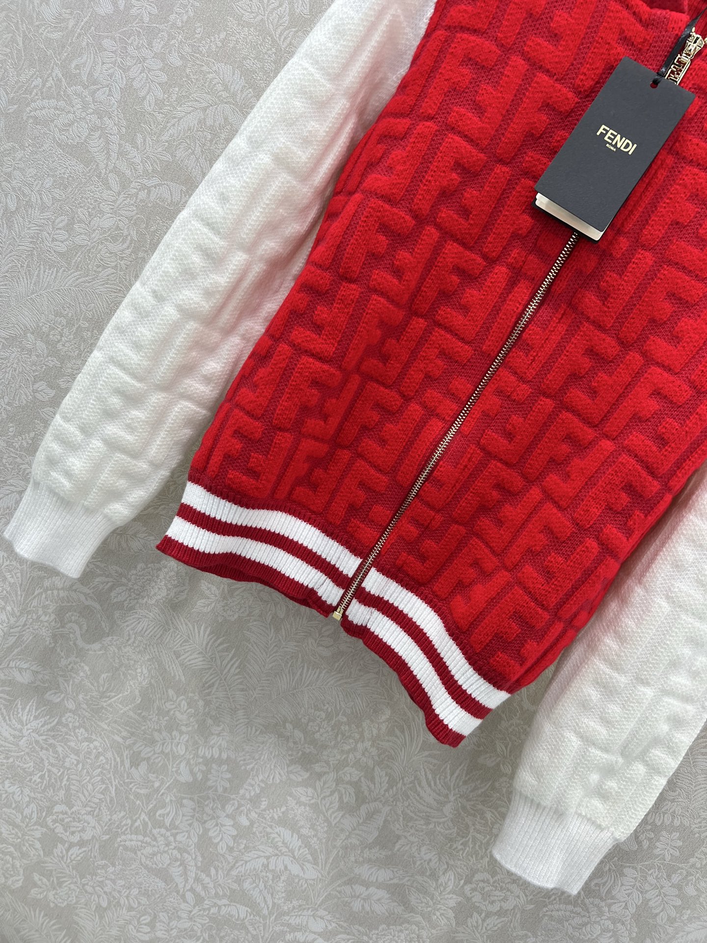 🔥🔥FEND* 25秋冬最新系列！撞色连帽长袖开衫！定制羊毛纱线材质，亲肤柔软，连帽开衫裁剪，袖口衣摆弹