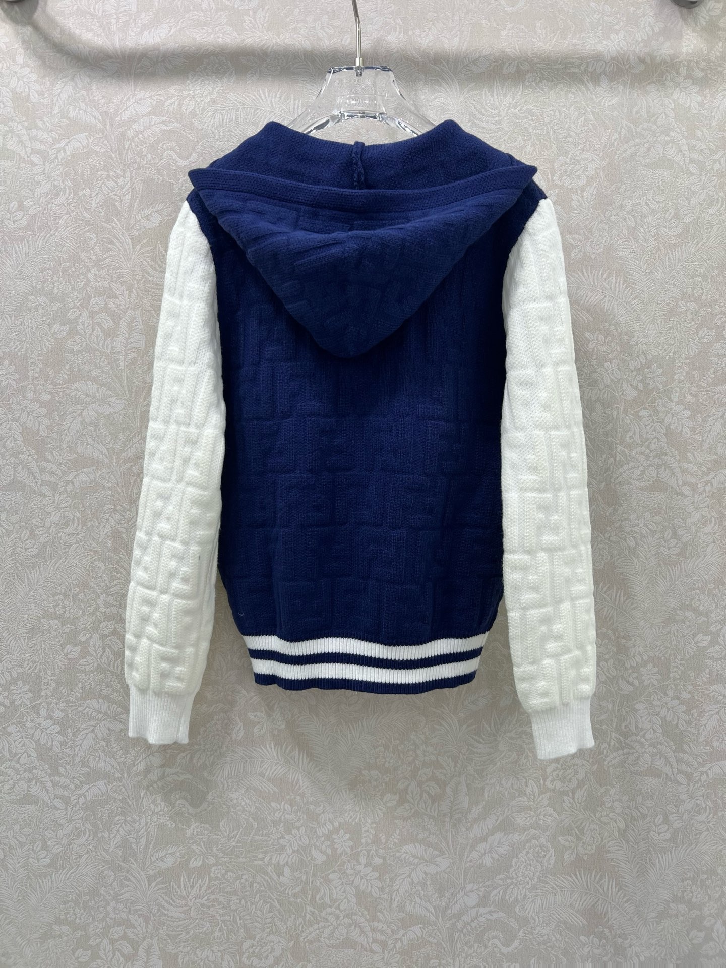 🔥🔥FEND* 25秋冬最新系列！撞色连帽长袖开衫！定制羊毛纱线材质，亲肤柔软，连帽开衫裁剪，袖口衣摆弹