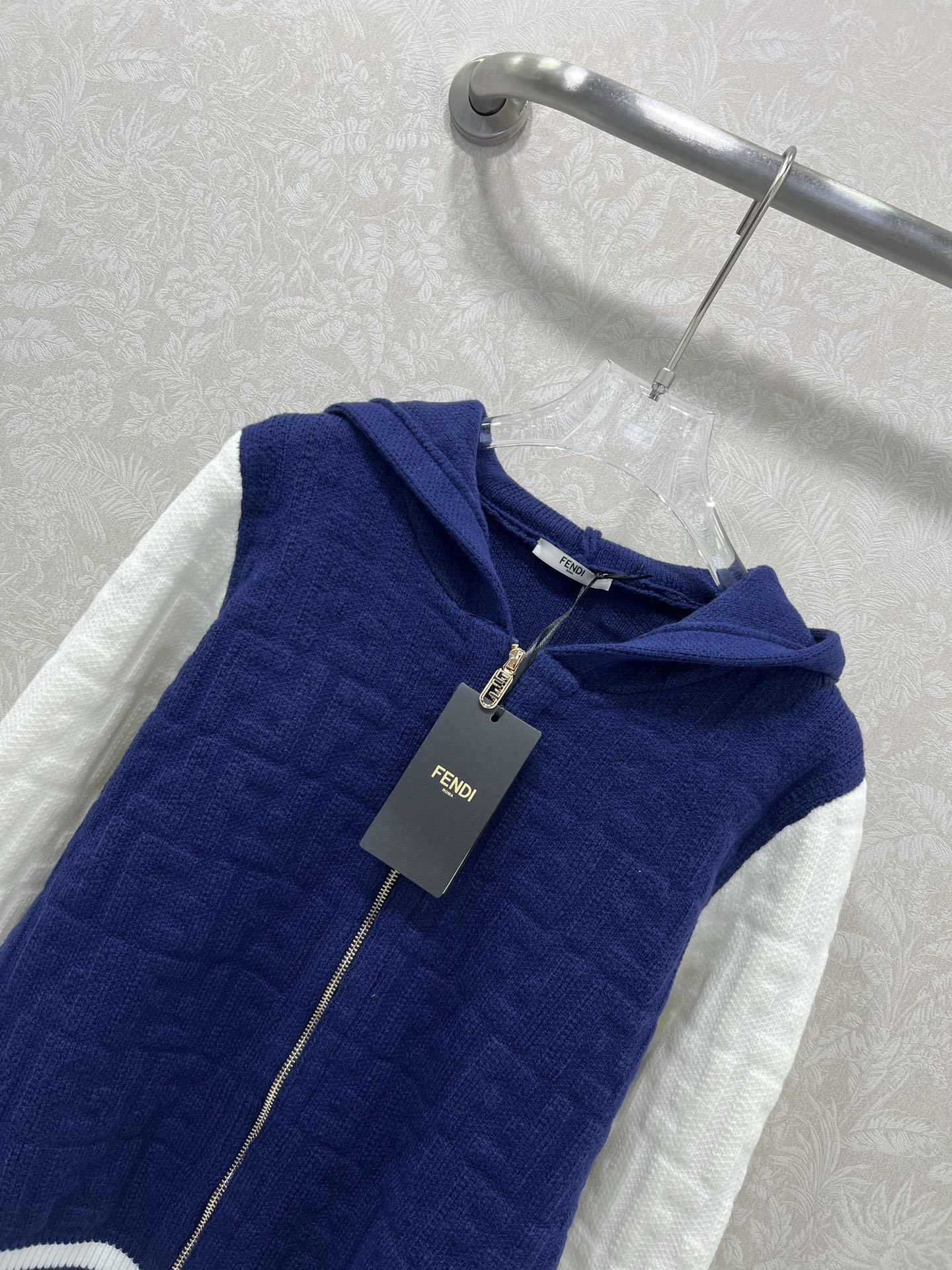 🔥🔥FEND* 25秋冬最新系列！撞色连帽长袖开衫！定制羊毛纱线材质，亲肤柔软，连帽开衫裁剪，袖口衣摆弹