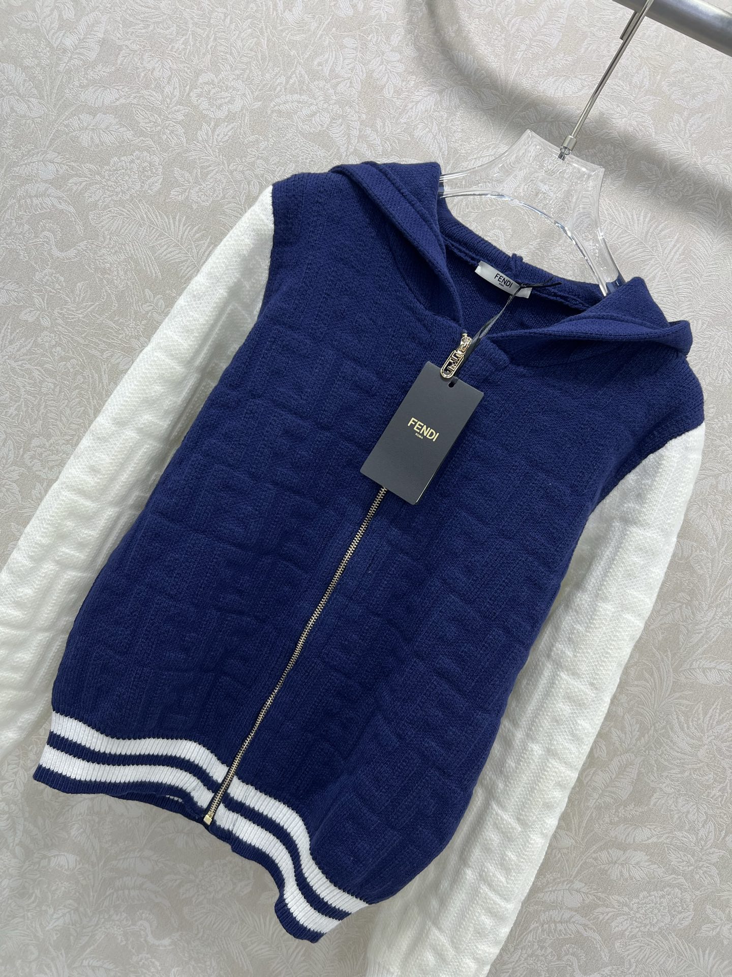 🔥🔥FEND* 25秋冬最新系列！撞色连帽长袖开衫！定制羊毛纱线材质，亲肤柔软，连帽开衫裁剪，袖口衣摆弹