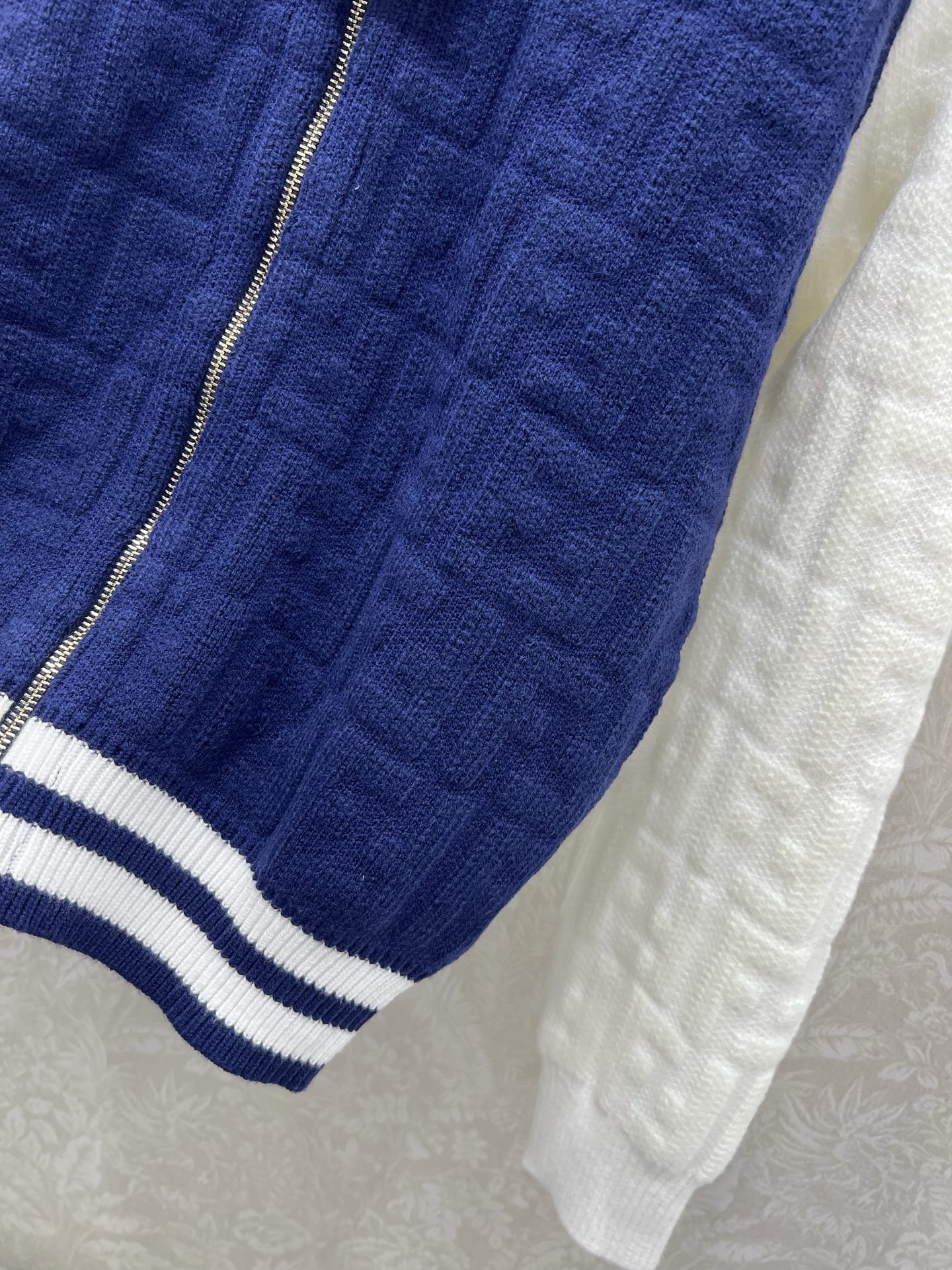 🔥🔥FEND* 25秋冬最新系列！撞色连帽长袖开衫！定制羊毛纱线材质，亲肤柔软，连帽开衫裁剪，袖口衣摆弹