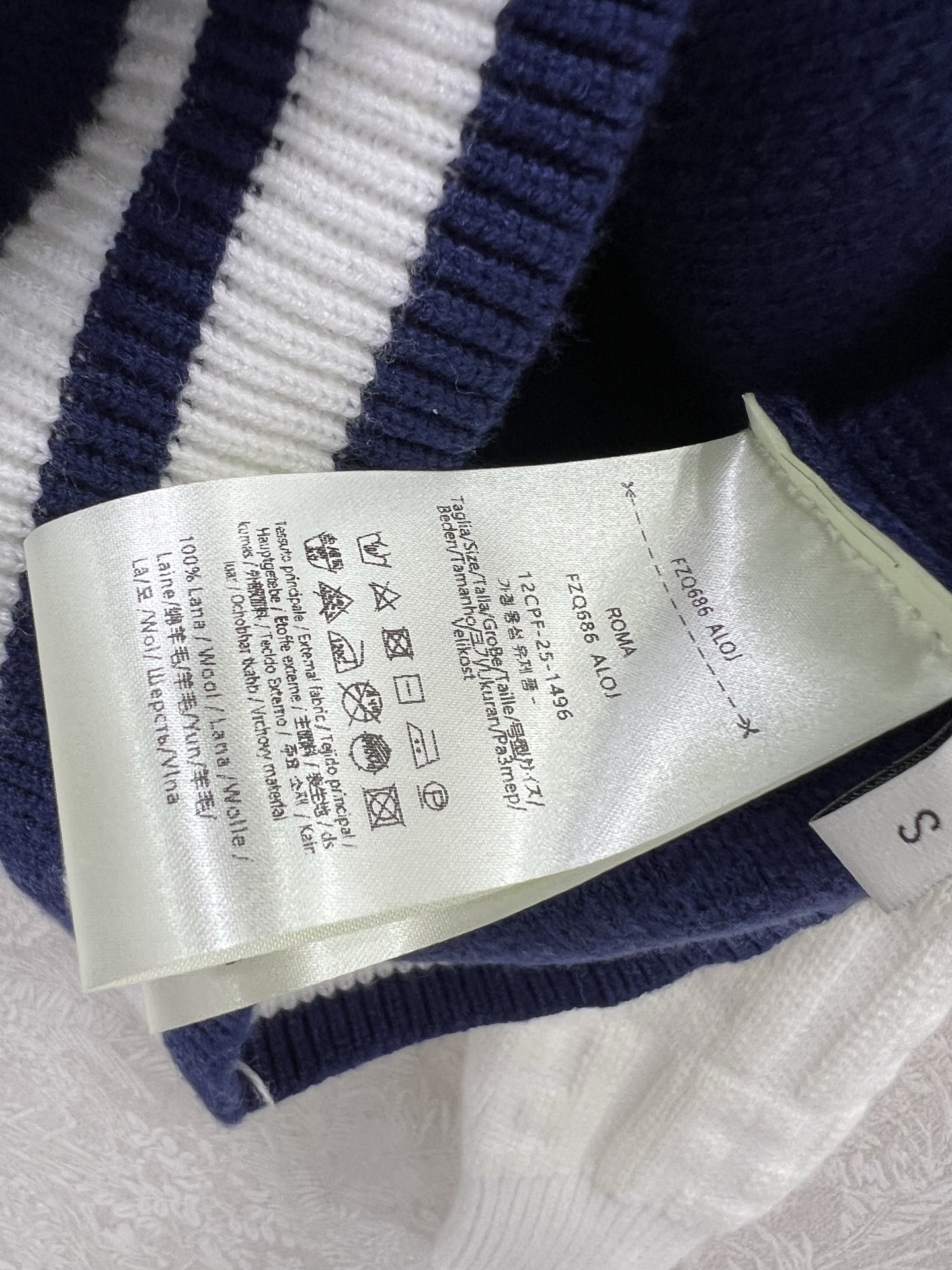 🔥🔥FEND* 25秋冬最新系列！撞色连帽长袖开衫！定制羊毛纱线材质，亲肤柔软，连帽开衫裁剪，袖口衣摆弹