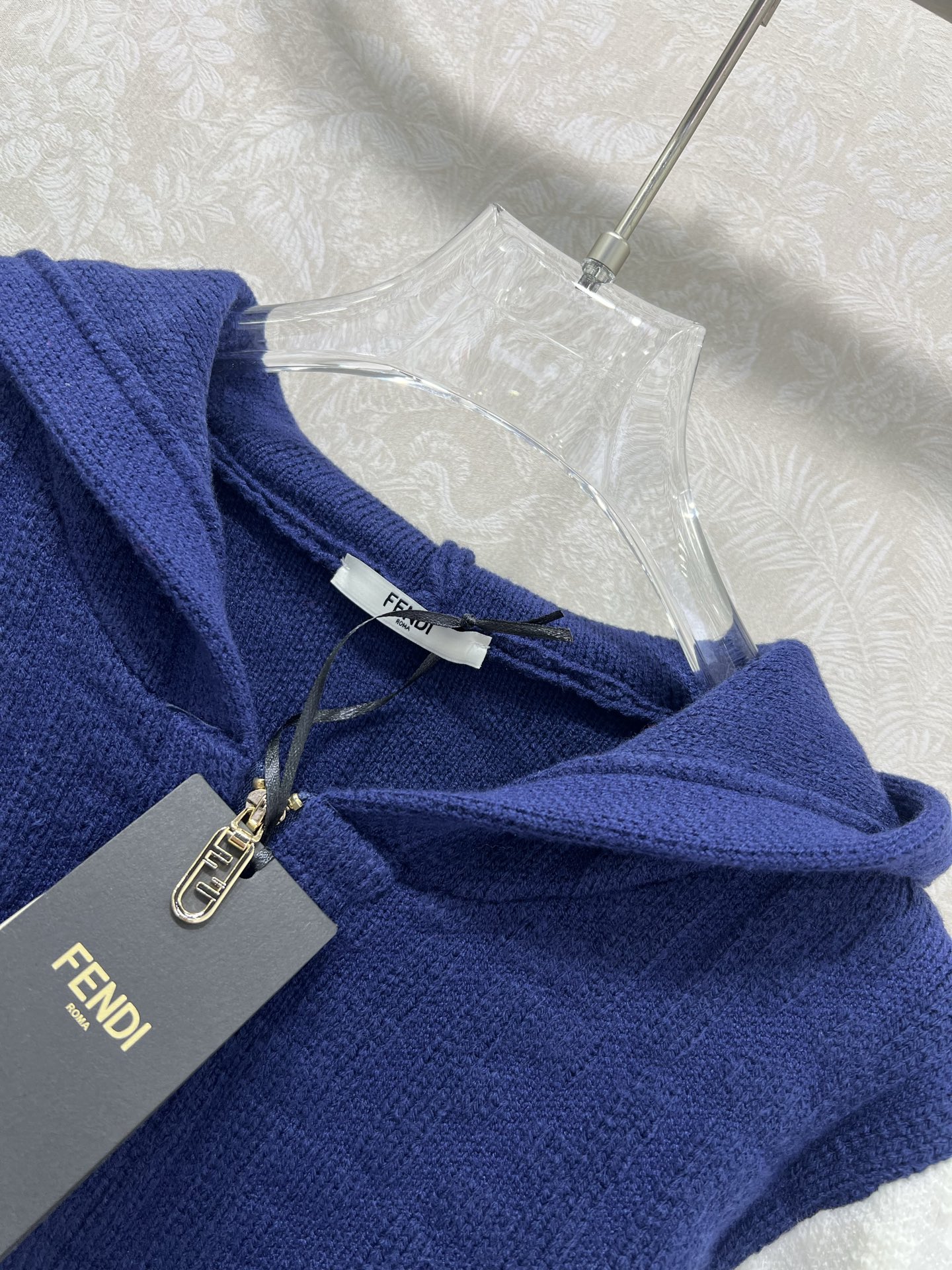 🔥🔥FEND* 25秋冬最新系列！撞色连帽长袖开衫！定制羊毛纱线材质，亲肤柔软，连帽开衫裁剪，袖口衣摆弹