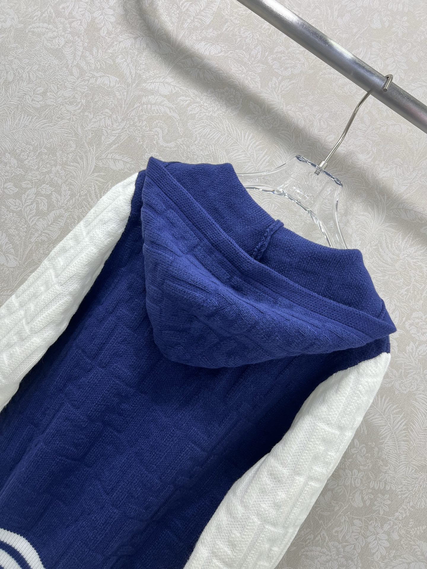 🔥🔥FEND* 25秋冬最新系列！撞色连帽长袖开衫！定制羊毛纱线材质，亲肤柔软，连帽开衫裁剪，袖口衣摆弹