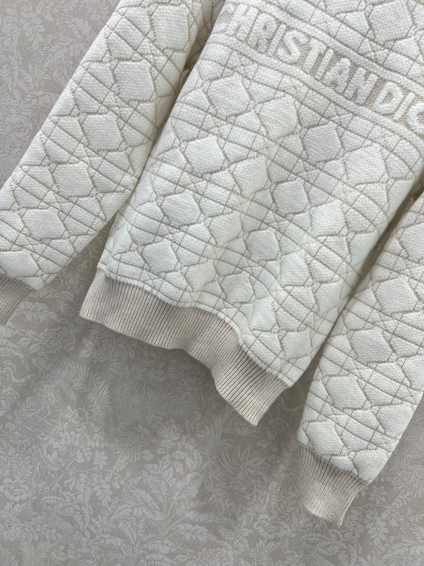 🔥🔥DIO* 25秋冬最新系列！整体藤格戴妃格纹 胸前字母提花 定制羊毛纱线材质，亲肤柔软 袖口衣摆弹力