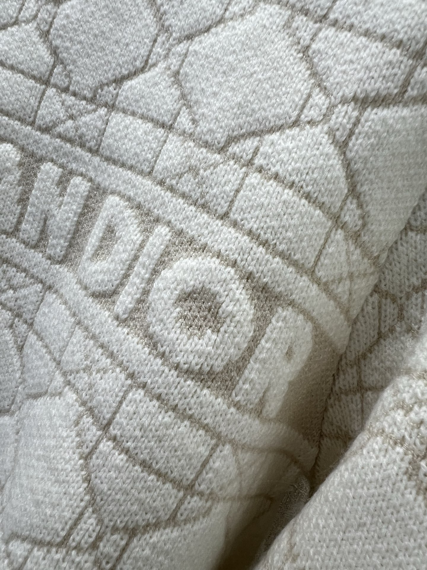 🔥🔥DIO* 25秋冬最新系列！整体藤格戴妃格纹 胸前字母提花 定制羊毛纱线材质，亲肤柔软 袖口衣摆弹力