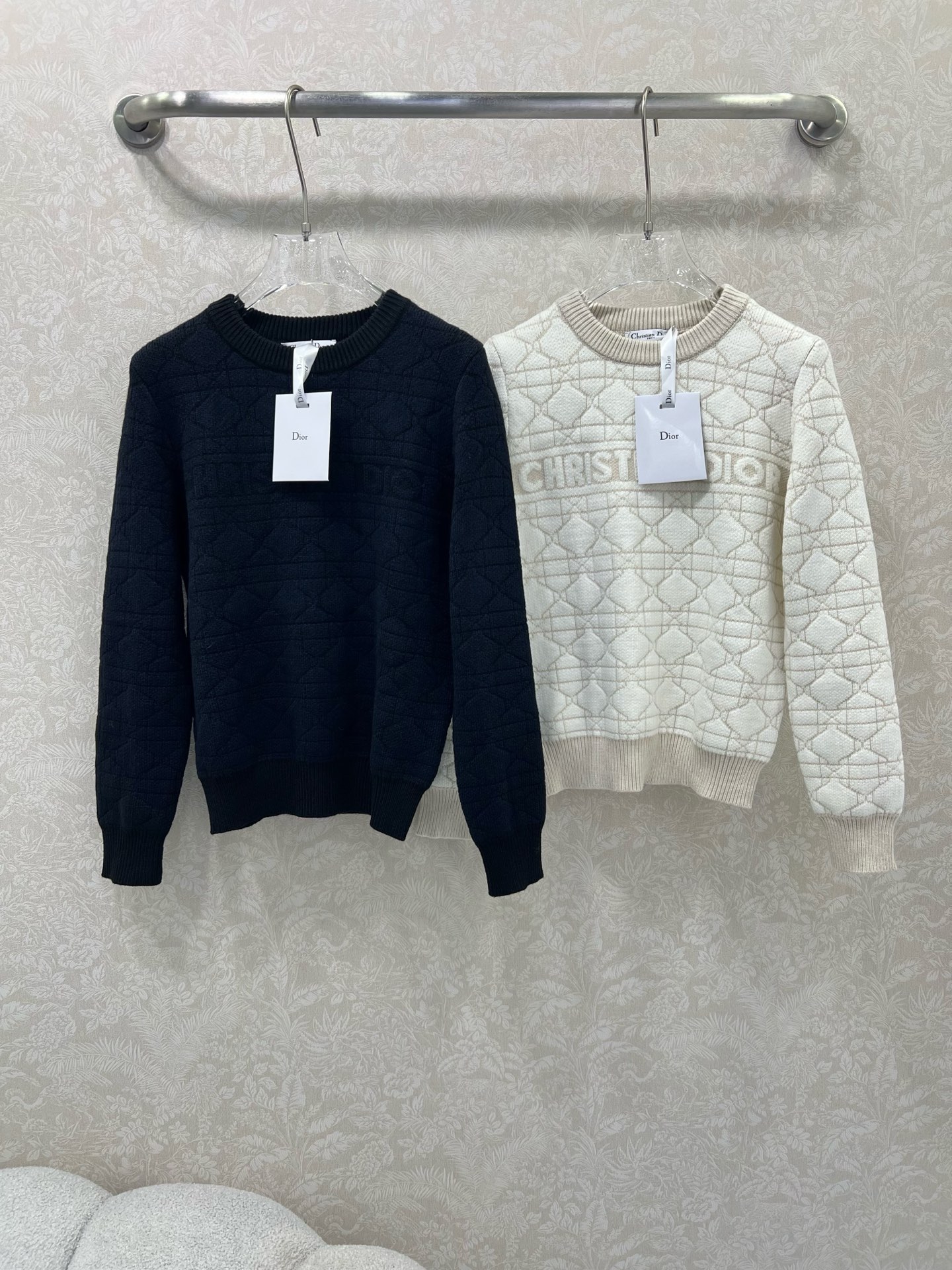 🔥🔥DIO* 25秋冬最新系列！整体藤格戴妃格纹 胸前字母提花 定制羊毛纱线材质，亲肤柔软 袖口衣摆弹力