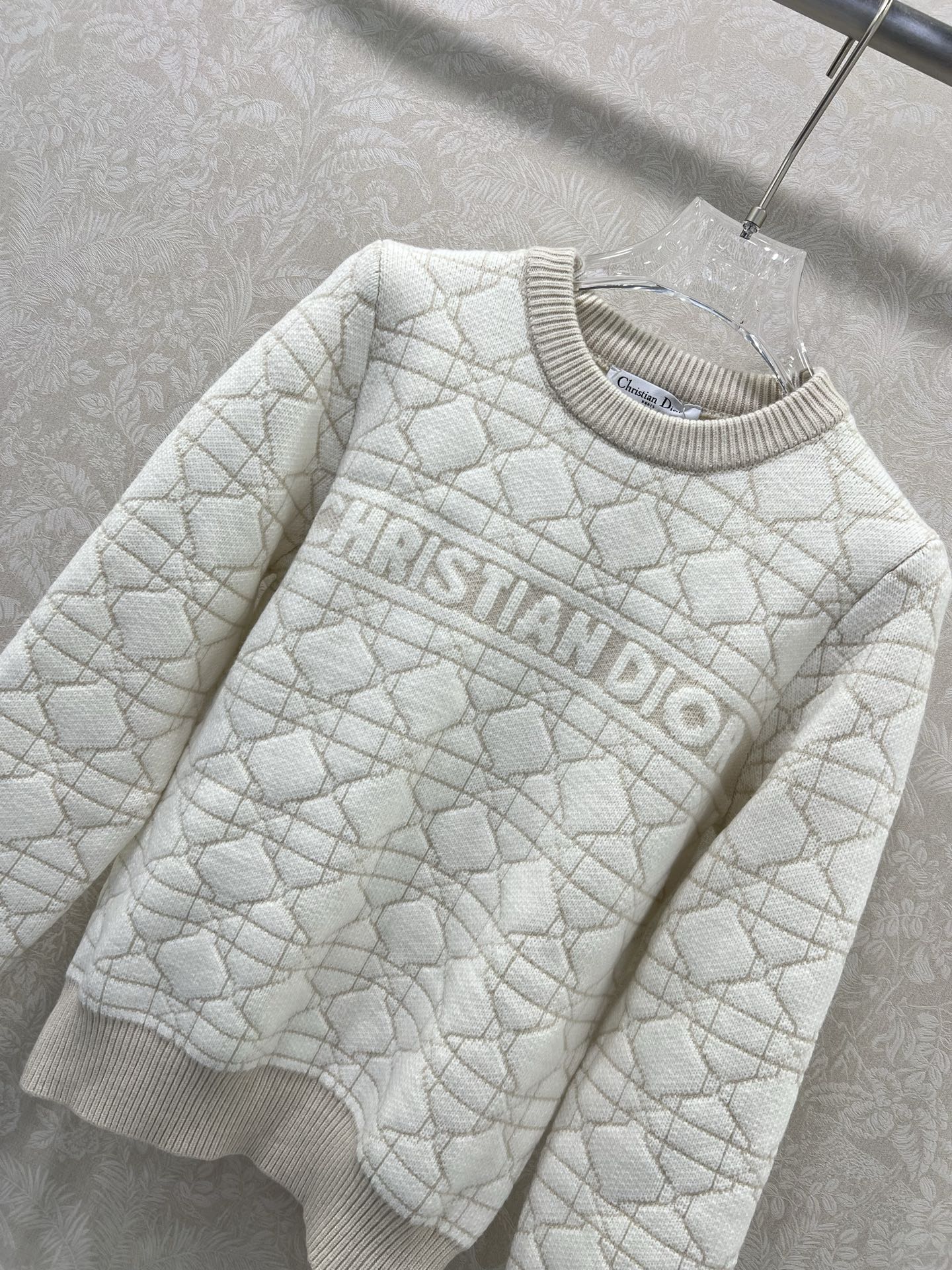 🔥🔥DIO* 25秋冬最新系列！整体藤格戴妃格纹 胸前字母提花 定制羊毛纱线材质，亲肤柔软 袖口衣摆弹力