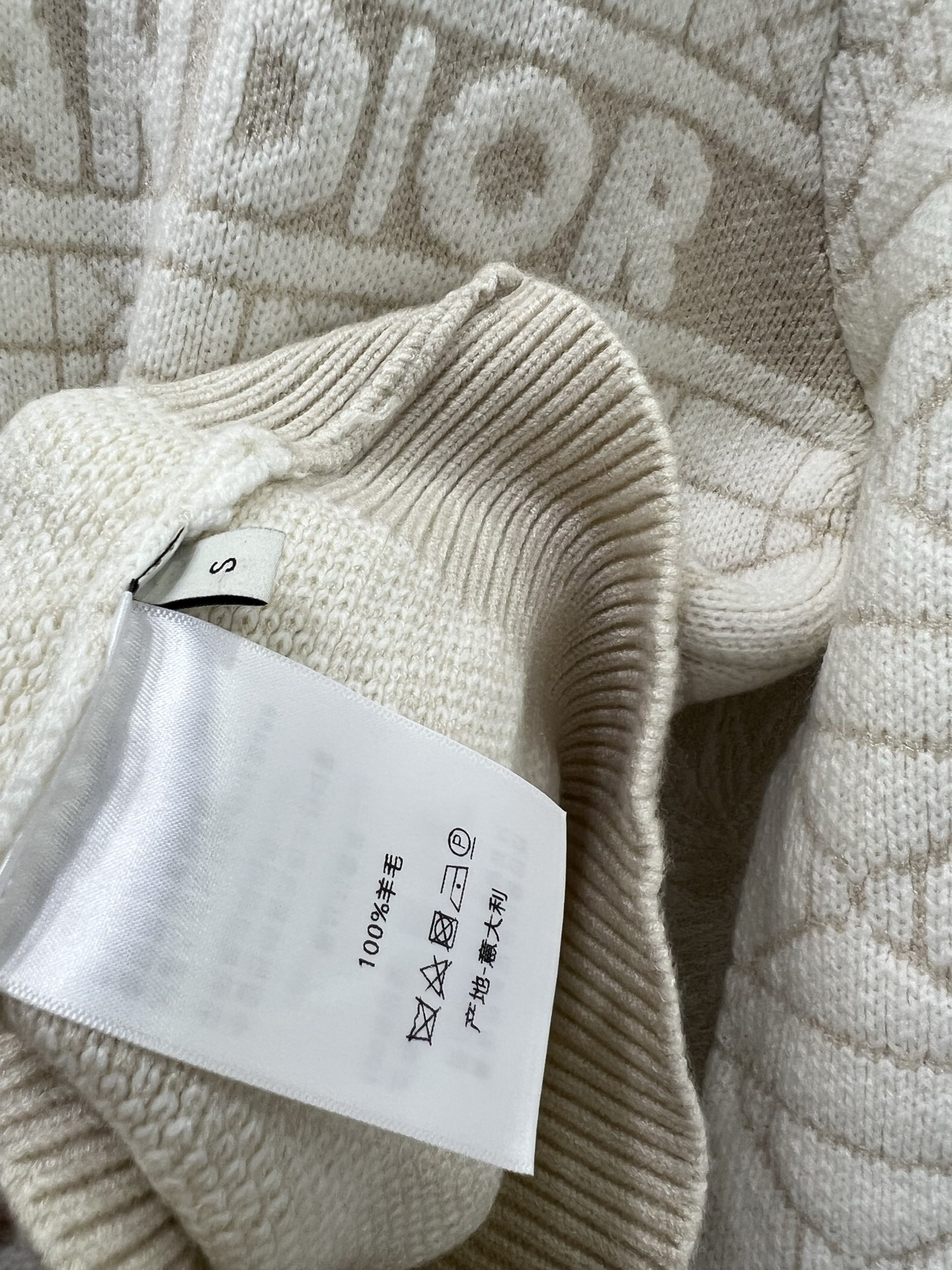 🔥🔥DIO* 25秋冬最新系列！整体藤格戴妃格纹 胸前字母提花 定制羊毛纱线材质，亲肤柔软 袖口衣摆弹力