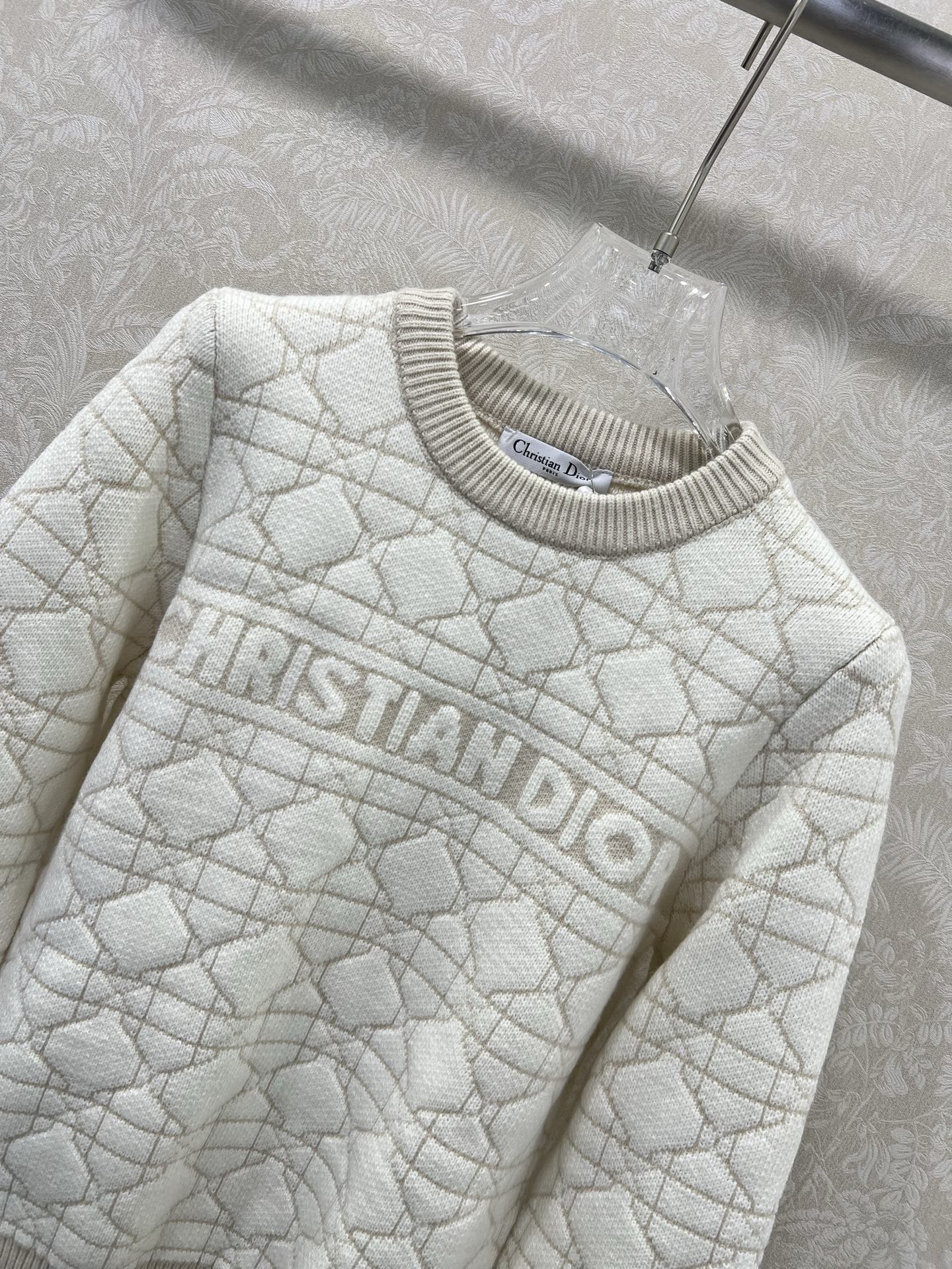 🔥🔥DIO* 25秋冬最新系列！整体藤格戴妃格纹 胸前字母提花 定制羊毛纱线材质，亲肤柔软 袖口衣摆弹力