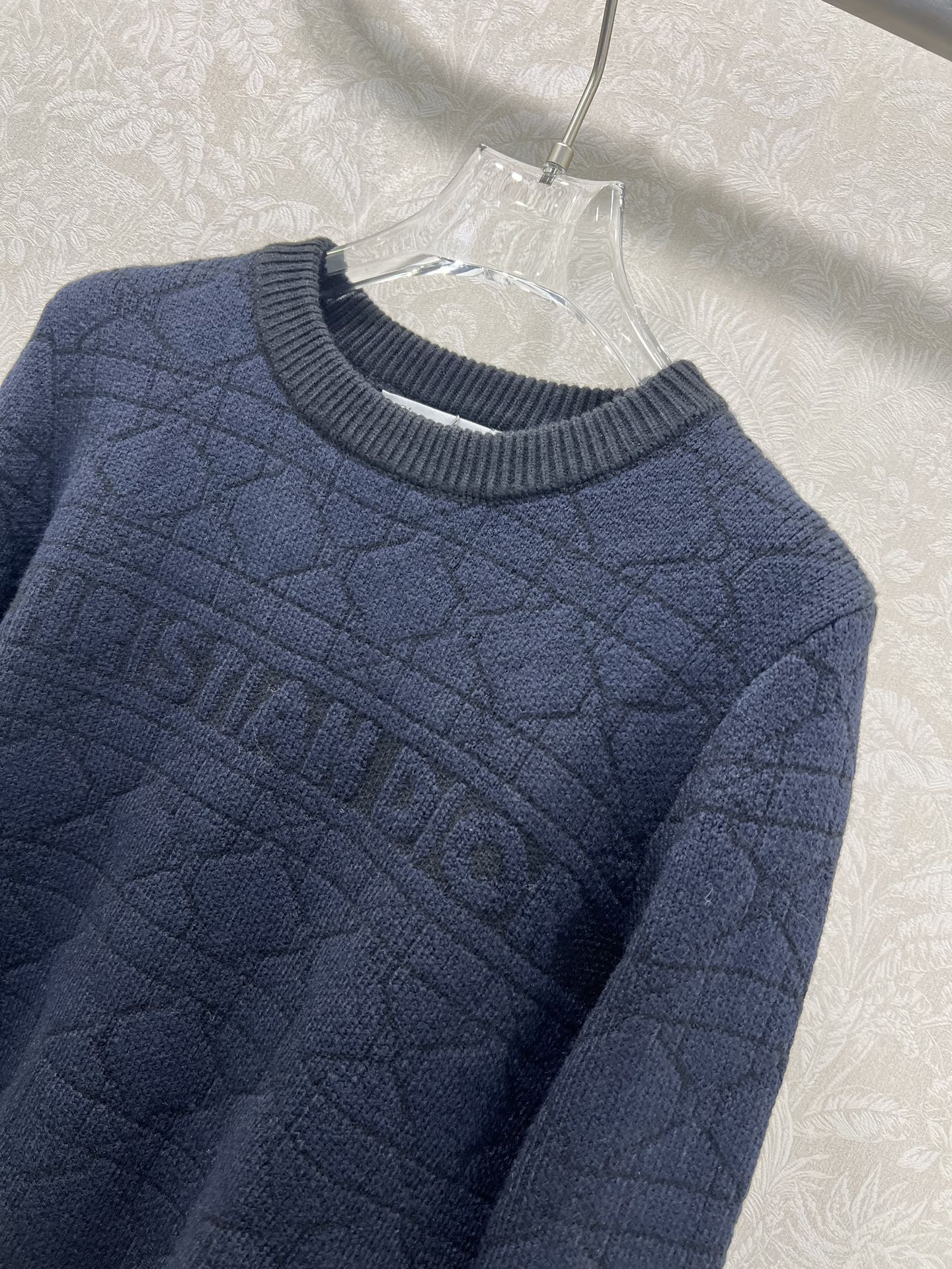 🔥🔥DIO* 25秋冬最新系列！整体藤格戴妃格纹 胸前字母提花 定制羊毛纱线材质，亲肤柔软 袖口衣摆弹力