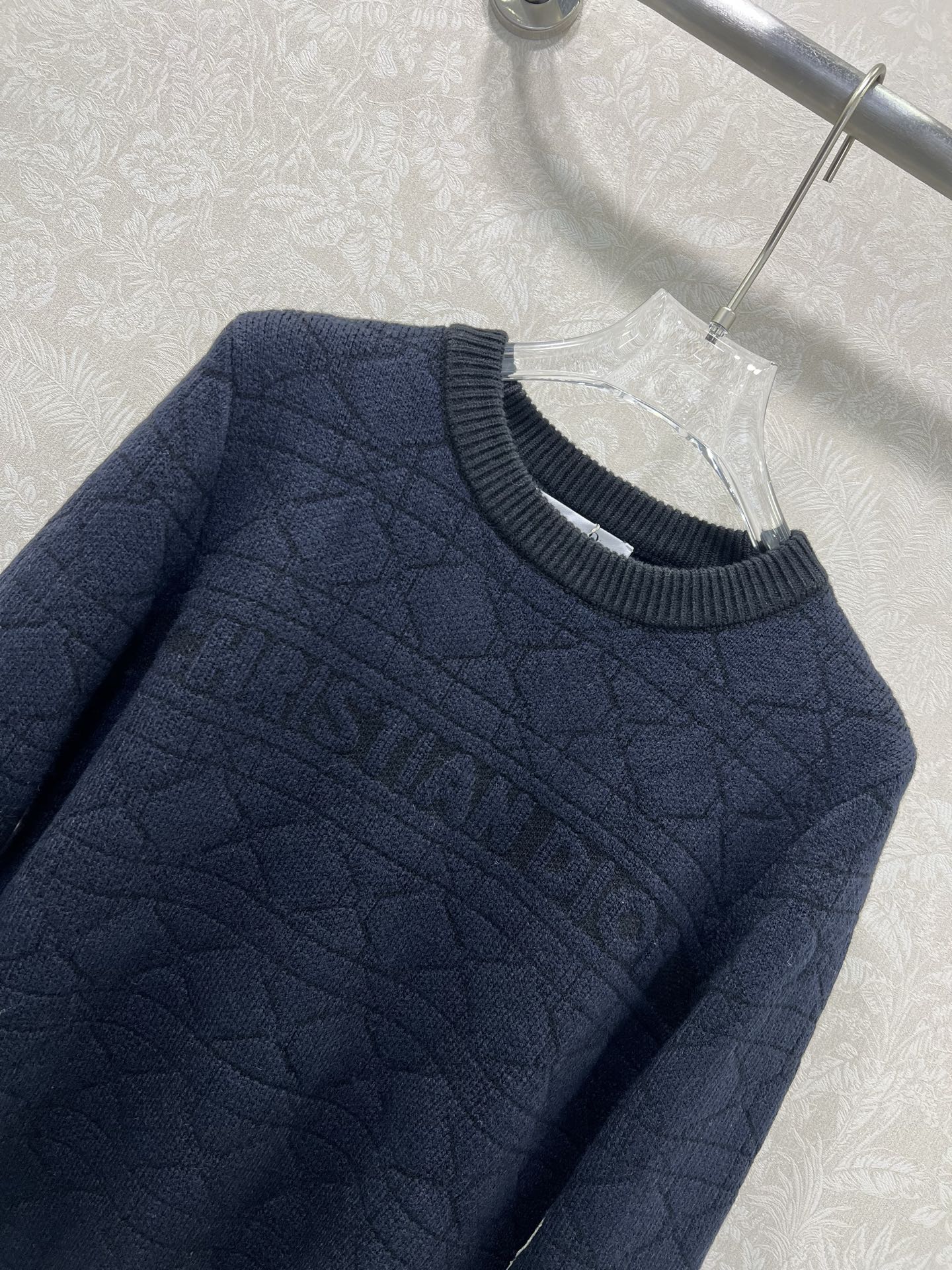 🔥🔥DIO* 25秋冬最新系列！整体藤格戴妃格纹 胸前字母提花 定制羊毛纱线材质，亲肤柔软 袖口衣摆弹力