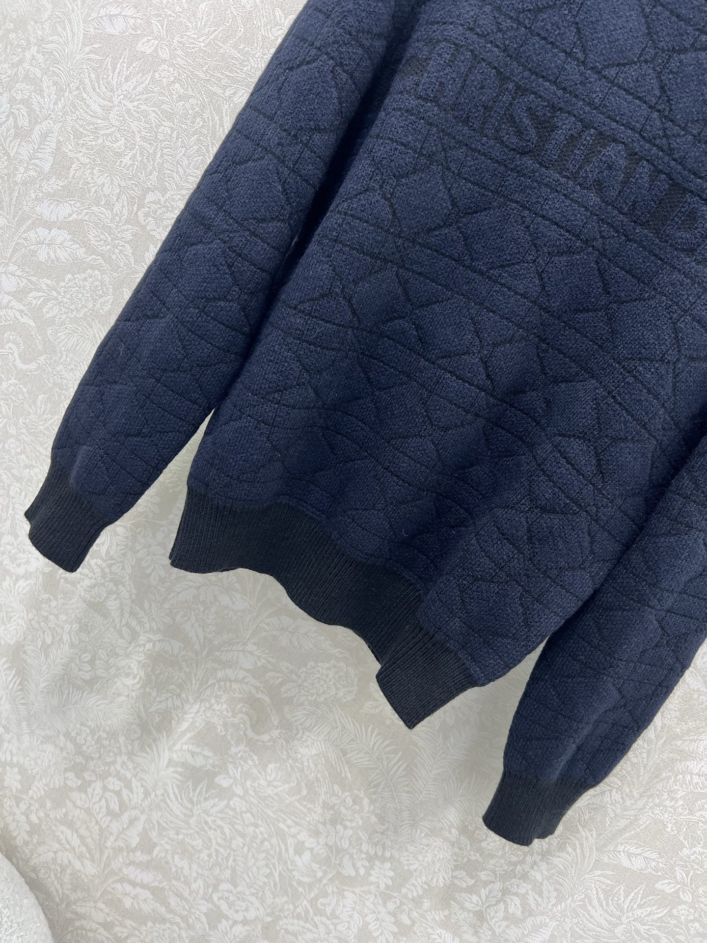 🔥🔥DIO* 25秋冬最新系列！整体藤格戴妃格纹 胸前字母提花 定制羊毛纱线材质，亲肤柔软 袖口衣摆弹力