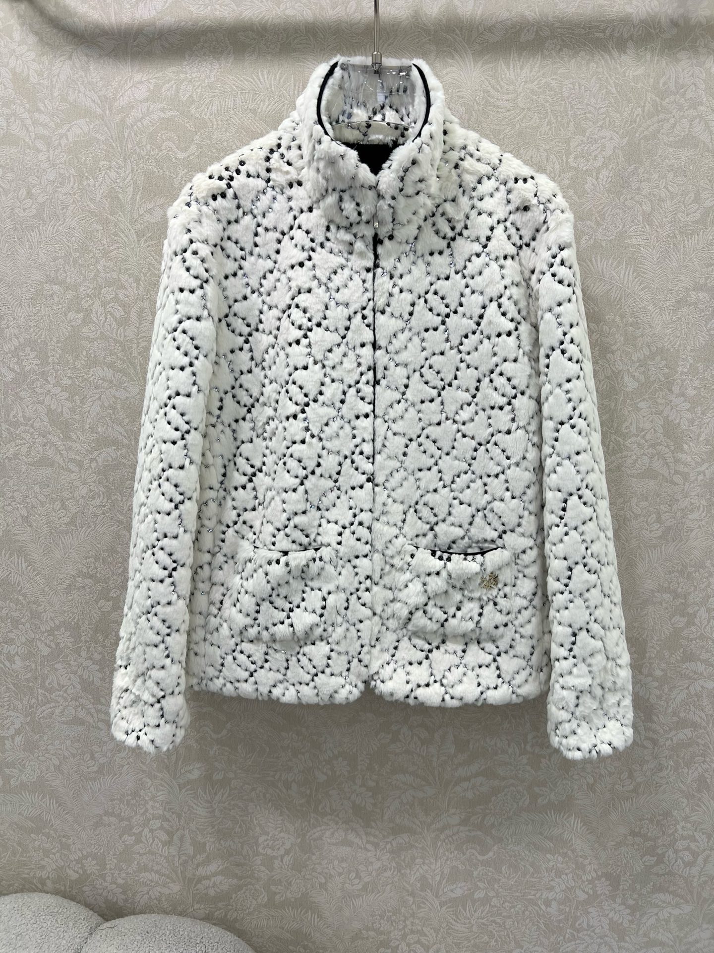 🔥🔥Chane*25新款coco滑雪🎿系列#定制YB进口丝毛材质，整件轻盈保暖，立领拉链，通体珠片水钻双