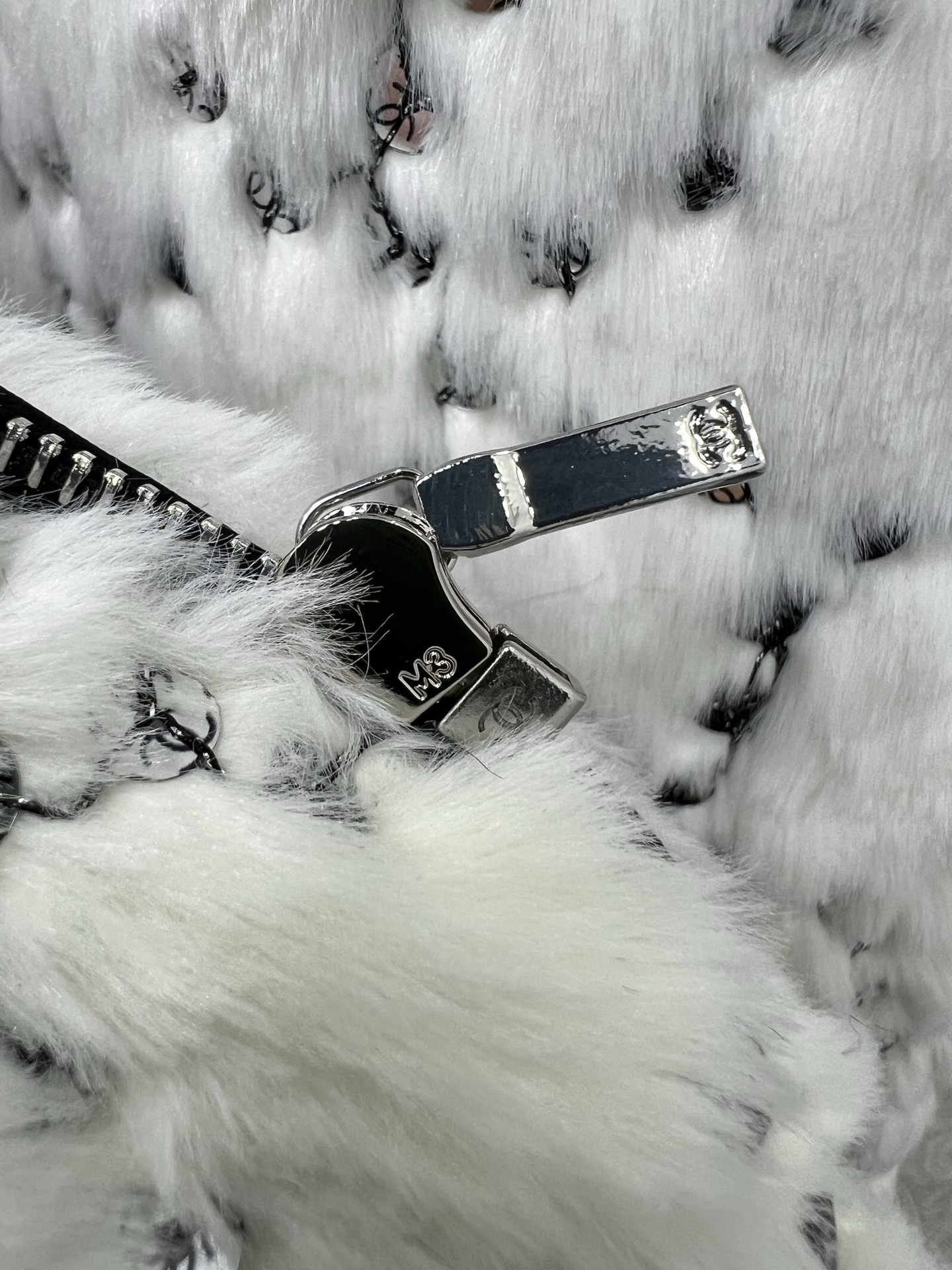 🔥🔥Chane*25新款coco滑雪🎿系列#定制YB进口丝毛材质，整件轻盈保暖，立领拉链，通体珠片水钻双