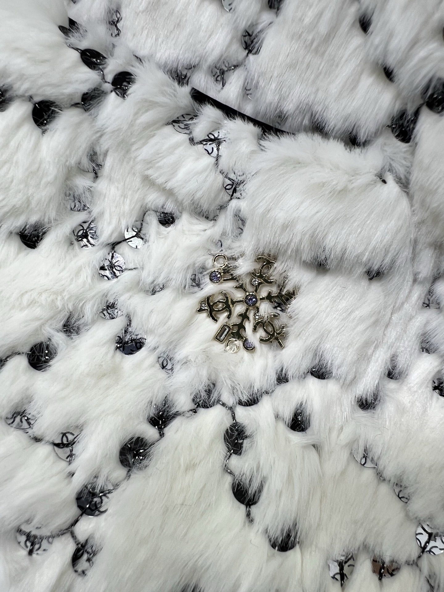 🔥🔥Chane*25新款coco滑雪🎿系列#定制YB进口丝毛材质，整件轻盈保暖，立领拉链，通体珠片水钻双