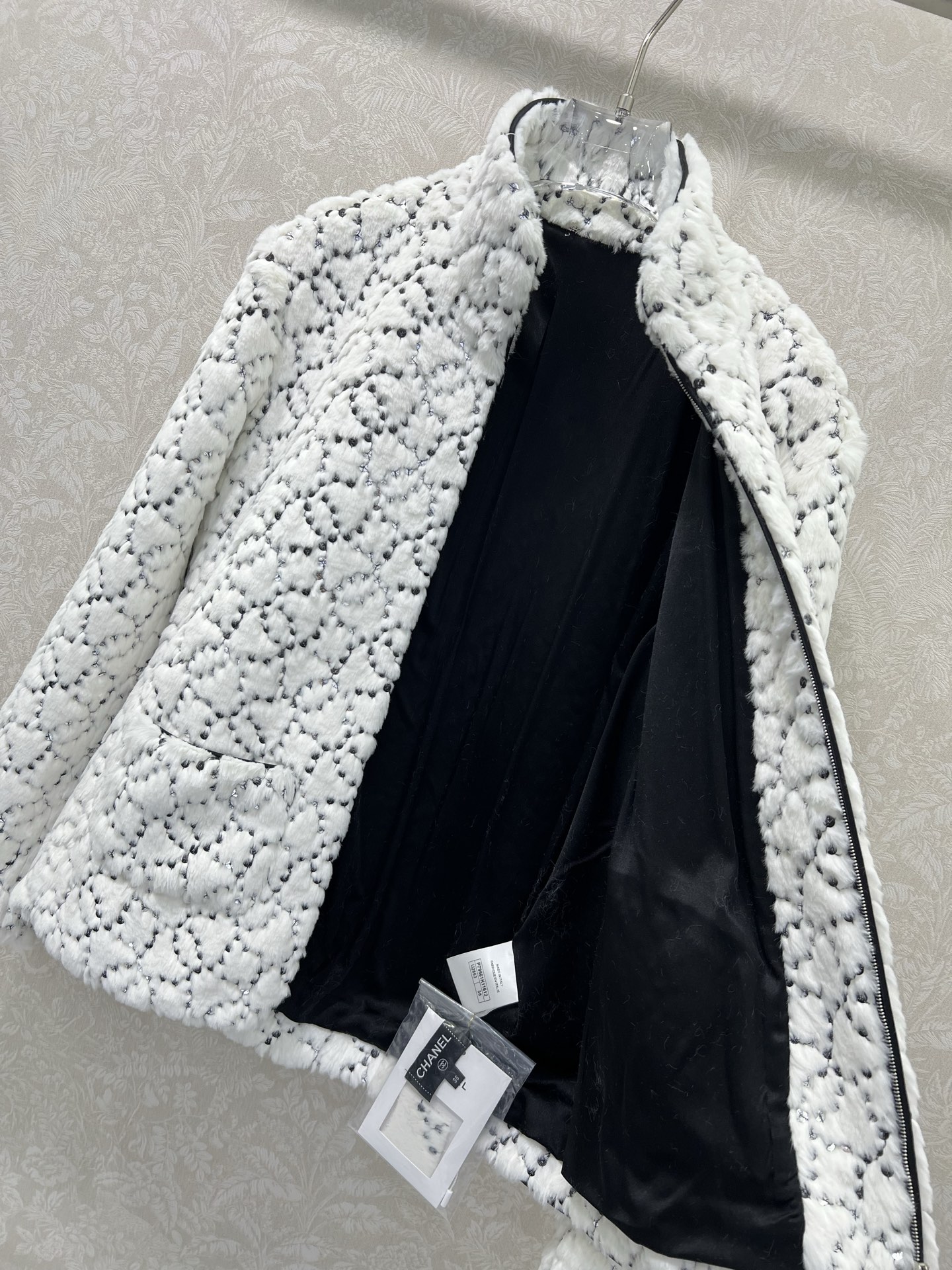 🔥🔥Chane*25新款coco滑雪🎿系列#定制YB进口丝毛材质，整件轻盈保暖，立领拉链，通体珠片水钻双