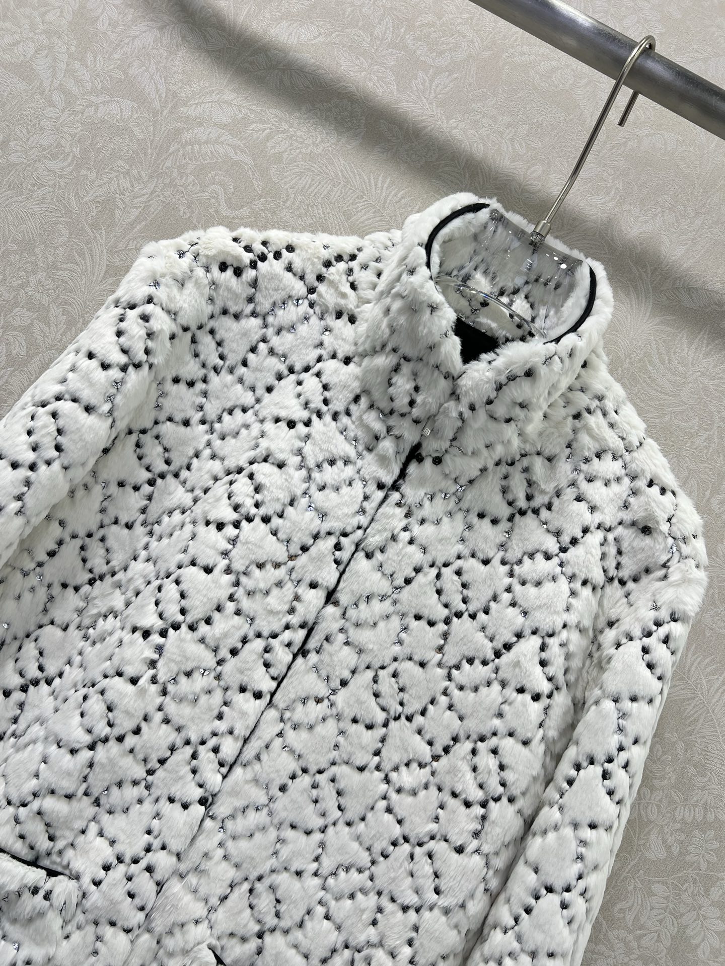 🔥🔥Chane*25新款coco滑雪🎿系列#定制YB进口丝毛材质，整件轻盈保暖，立领拉链，通体珠片水钻双