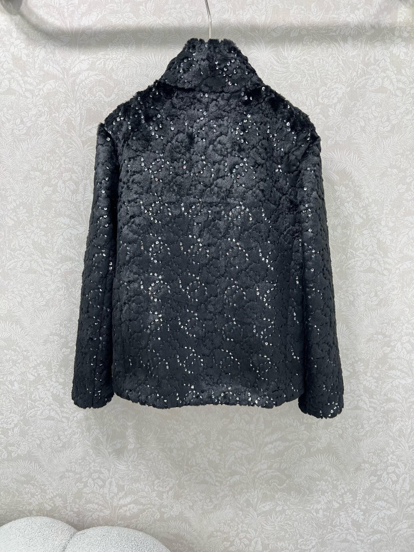 🔥🔥Chane*25新款coco滑雪🎿系列#定制YB进口丝毛材质，整件轻盈保暖，立领拉链，通体珠片水钻双