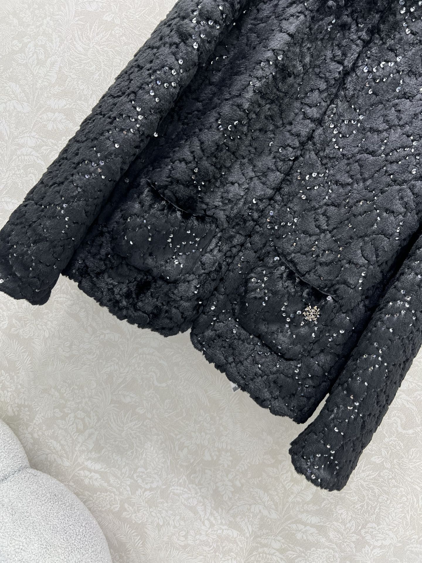 🔥🔥Chane*25新款coco滑雪🎿系列#定制YB进口丝毛材质，整件轻盈保暖，立领拉链，通体珠片水钻双