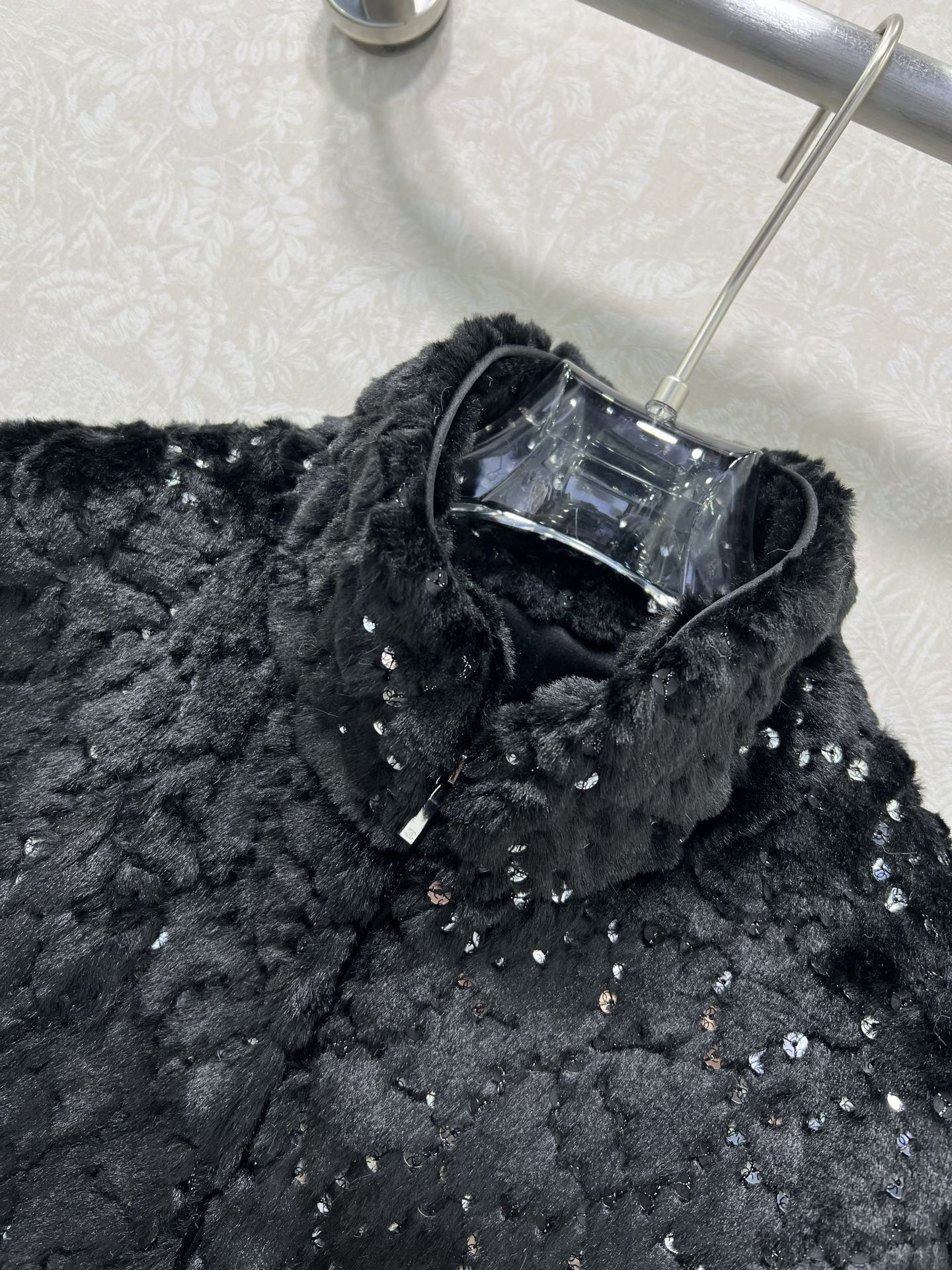 🔥🔥Chane*25新款coco滑雪🎿系列#定制YB进口丝毛材质，整件轻盈保暖，立领拉链，通体珠片水钻双