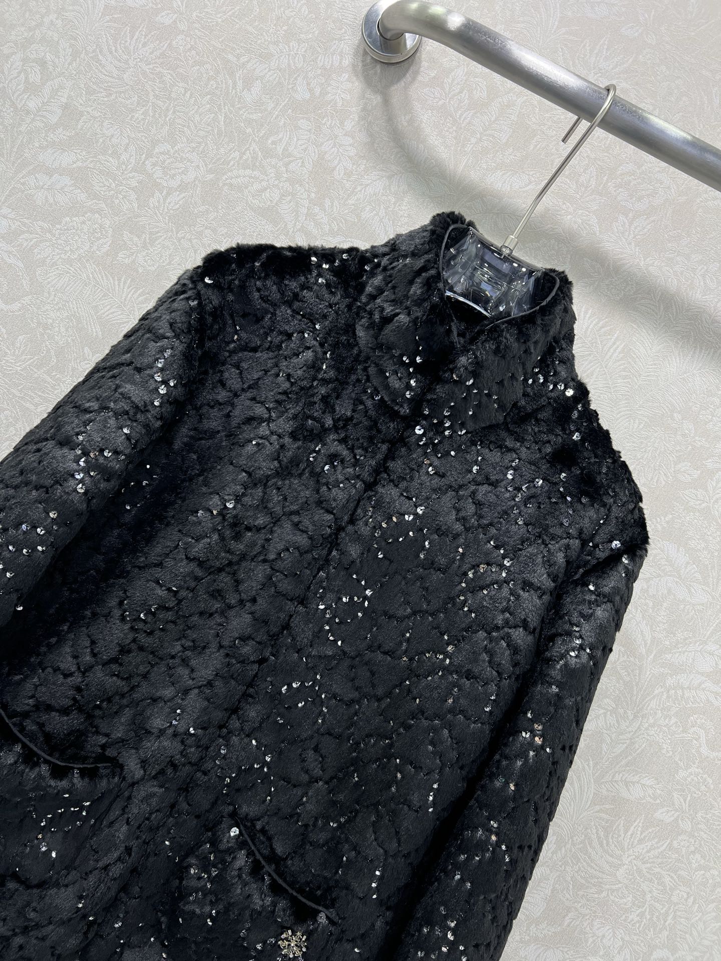 🔥🔥Chane*25新款coco滑雪🎿系列#定制YB进口丝毛材质，整件轻盈保暖，立领拉链，通体珠片水钻双