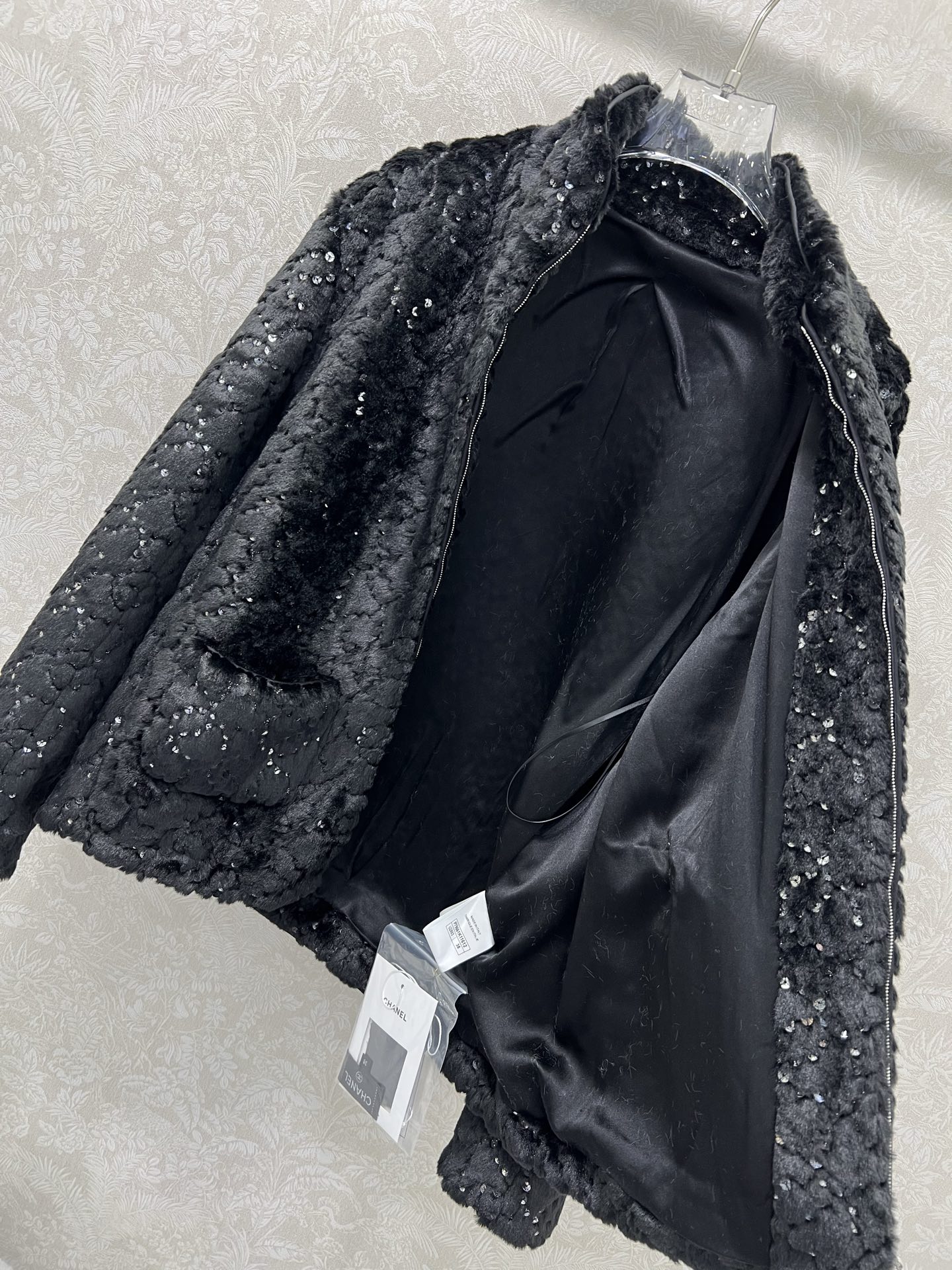 🔥🔥Chane*25新款coco滑雪🎿系列#定制YB进口丝毛材质，整件轻盈保暖，立领拉链，通体珠片水钻双