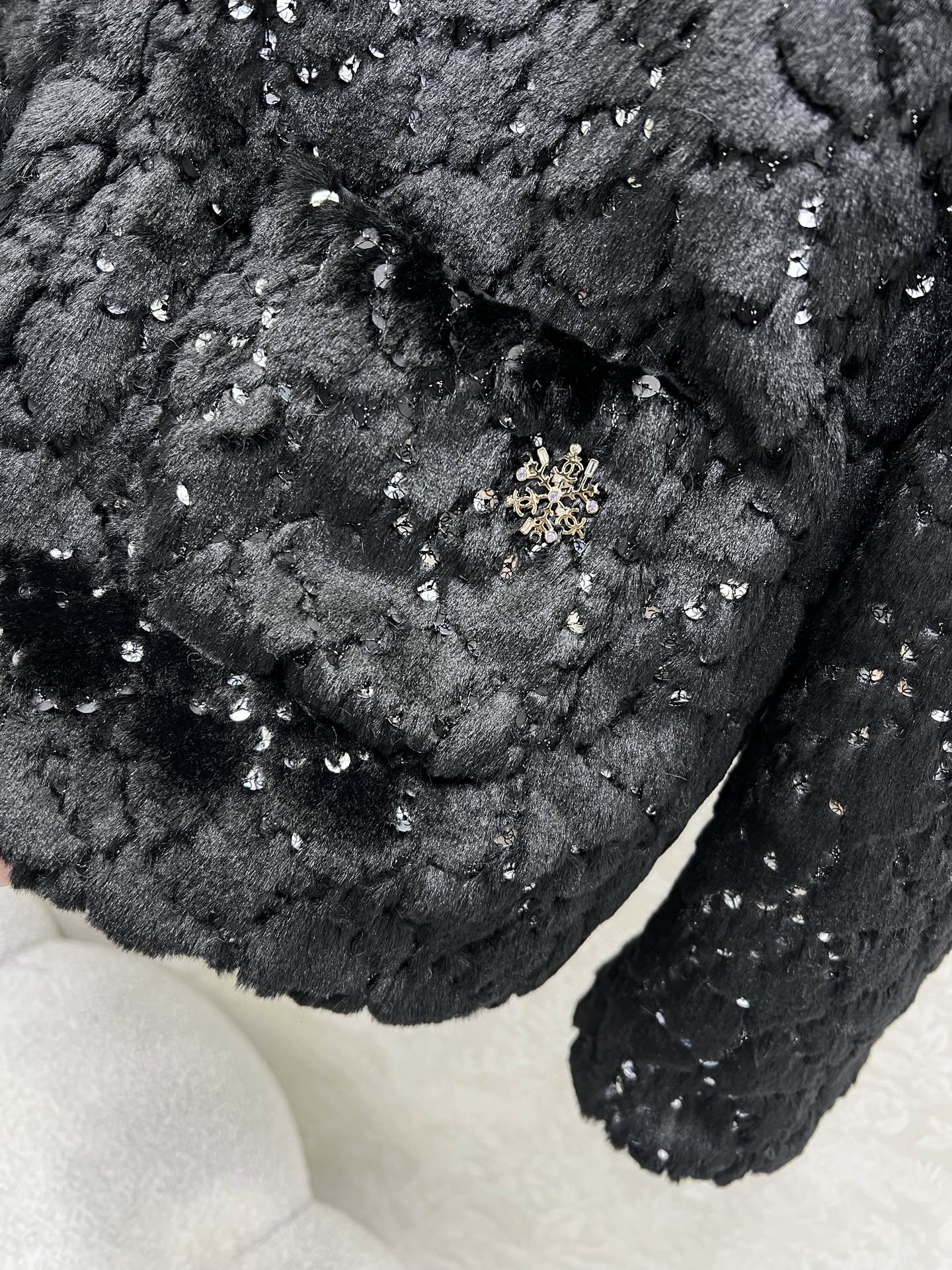 🔥🔥Chane*25新款coco滑雪🎿系列#定制YB进口丝毛材质，整件轻盈保暖，立领拉链，通体珠片水钻双