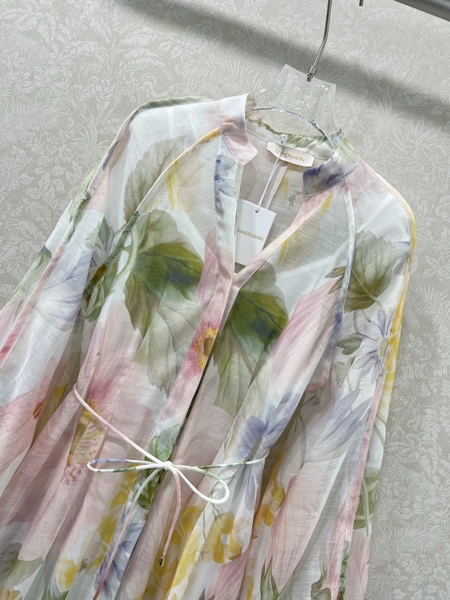 🔥🔥Zimmerman*兹/默曼 25新款印花v领连衣裙、时尚立领半扣搭配细腰带 腰身褶皱勾勒腰线 美观