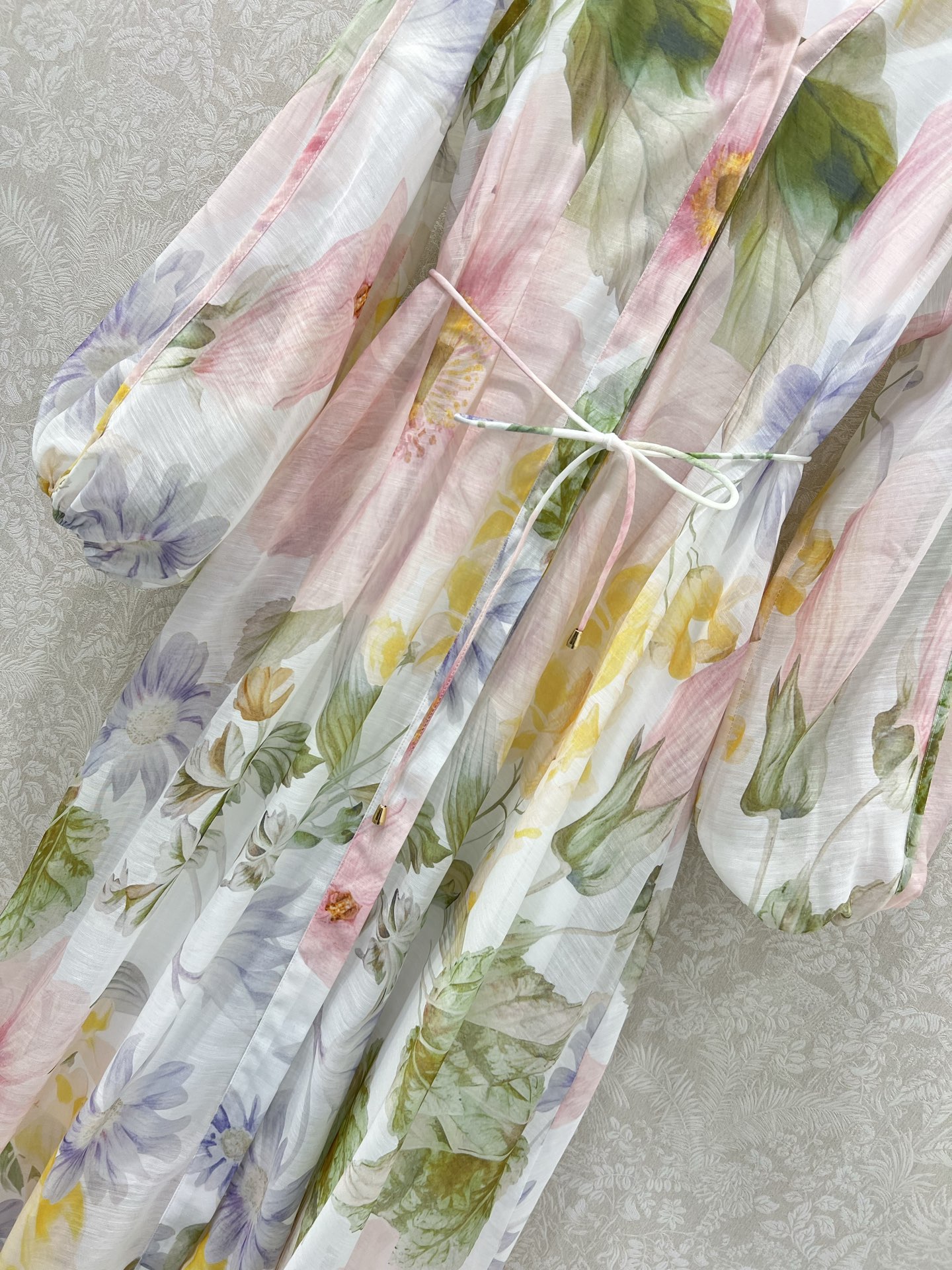 🔥🔥Zimmerman*兹/默曼 25新款印花v领连衣裙、时尚立领半扣搭配细腰带 腰身褶皱勾勒腰线 美观