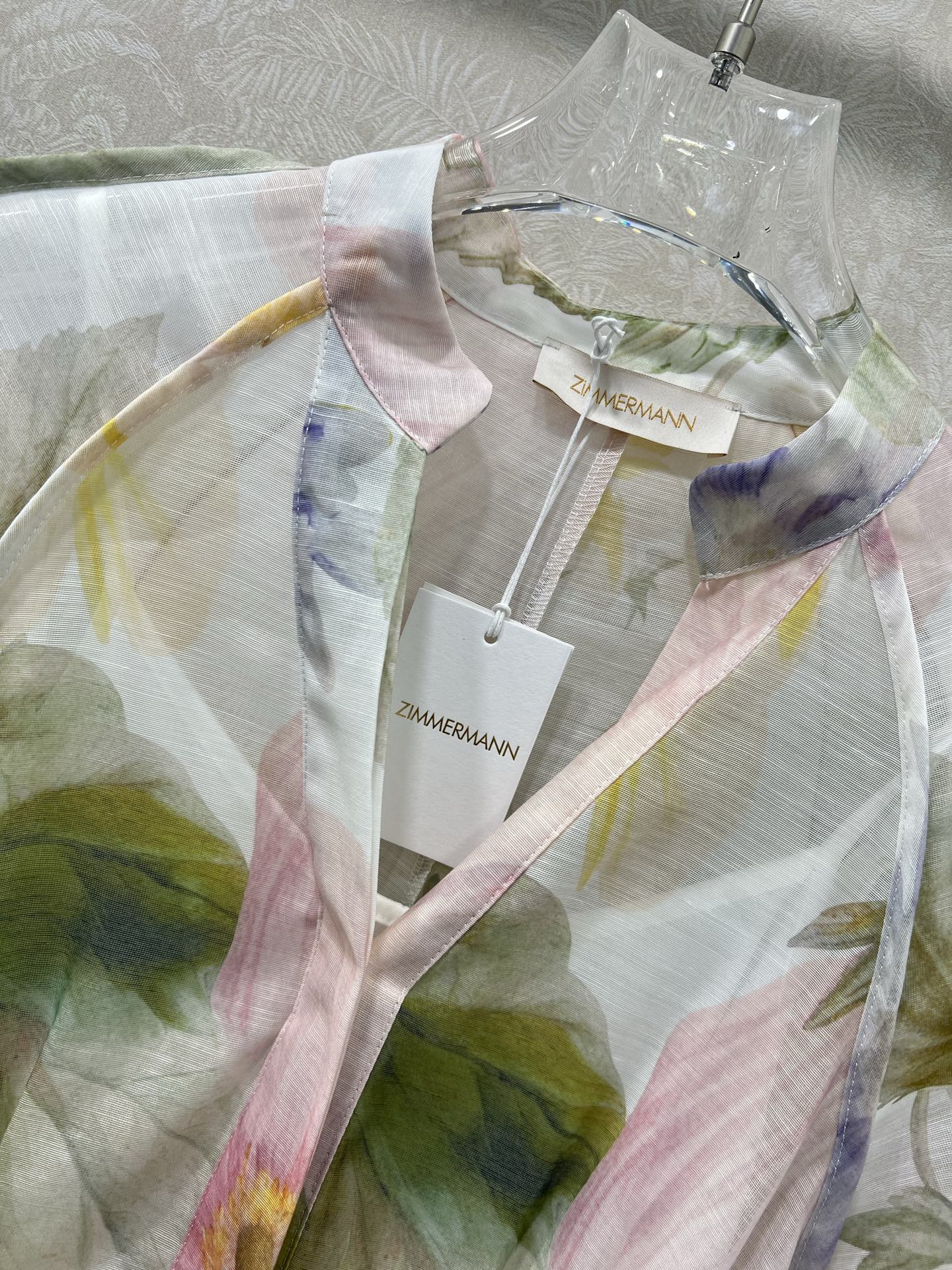 🔥🔥Zimmerman*兹/默曼 25新款印花v领连衣裙、时尚立领半扣搭配细腰带 腰身褶皱勾勒腰线 美观