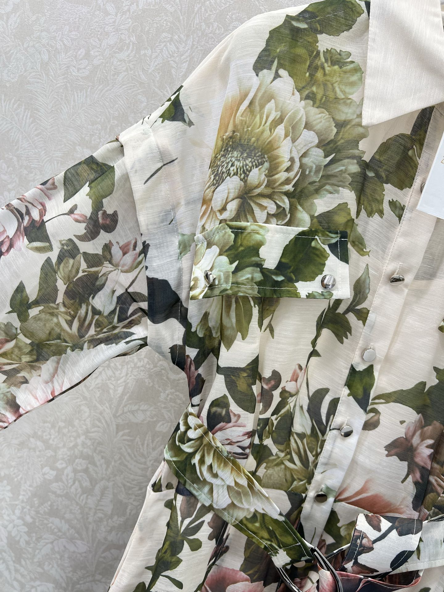 🔥🔥ZIMMERMAN* 25新款翻领长袖假两件长款连衣裙·选用纯棉混纺面料制成，晕染的花色搭配本布包扣