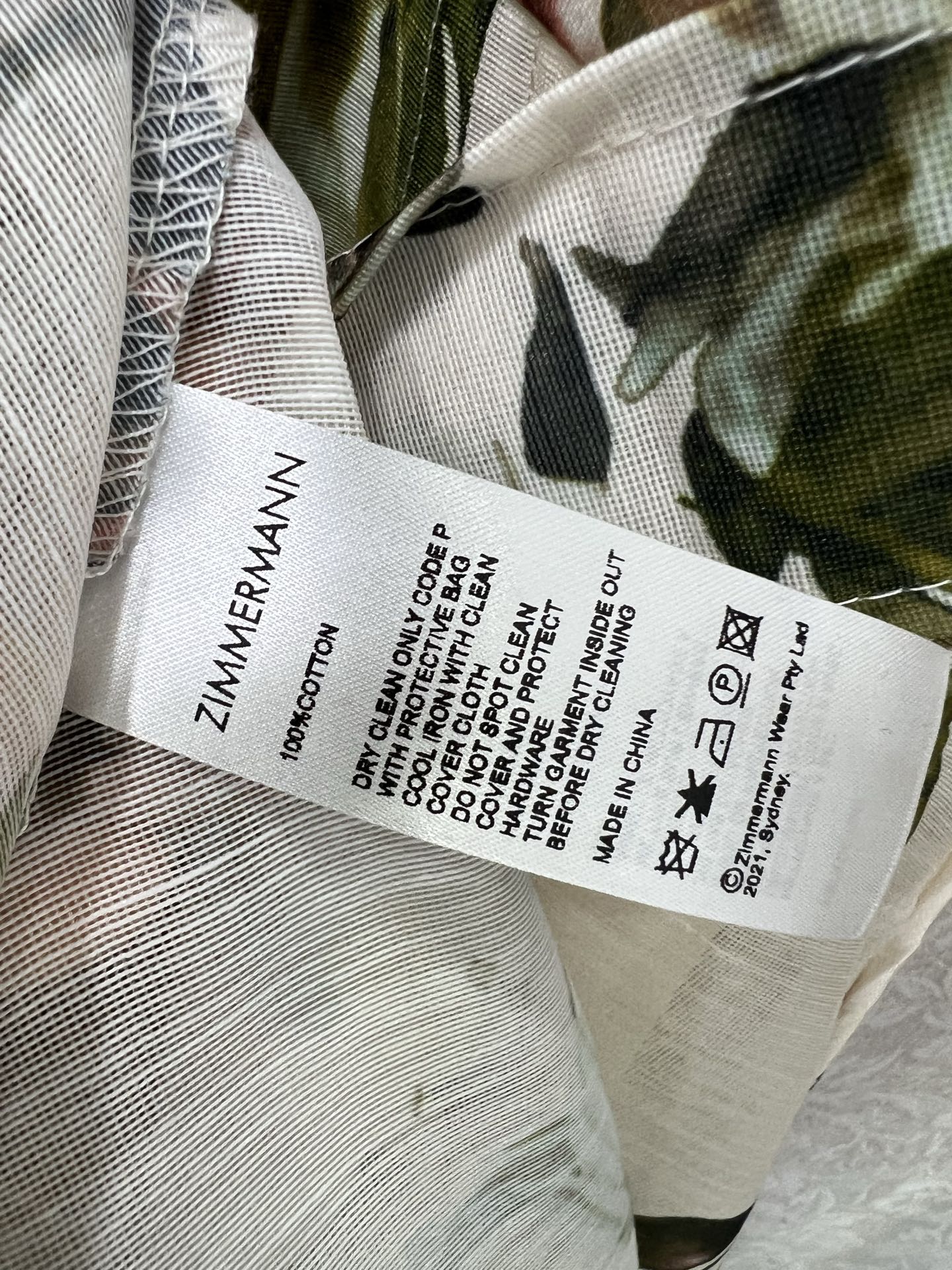 🔥🔥ZIMMERMAN* 25新款翻领长袖假两件长款连衣裙·选用纯棉混纺面料制成，晕染的花色搭配本布包扣