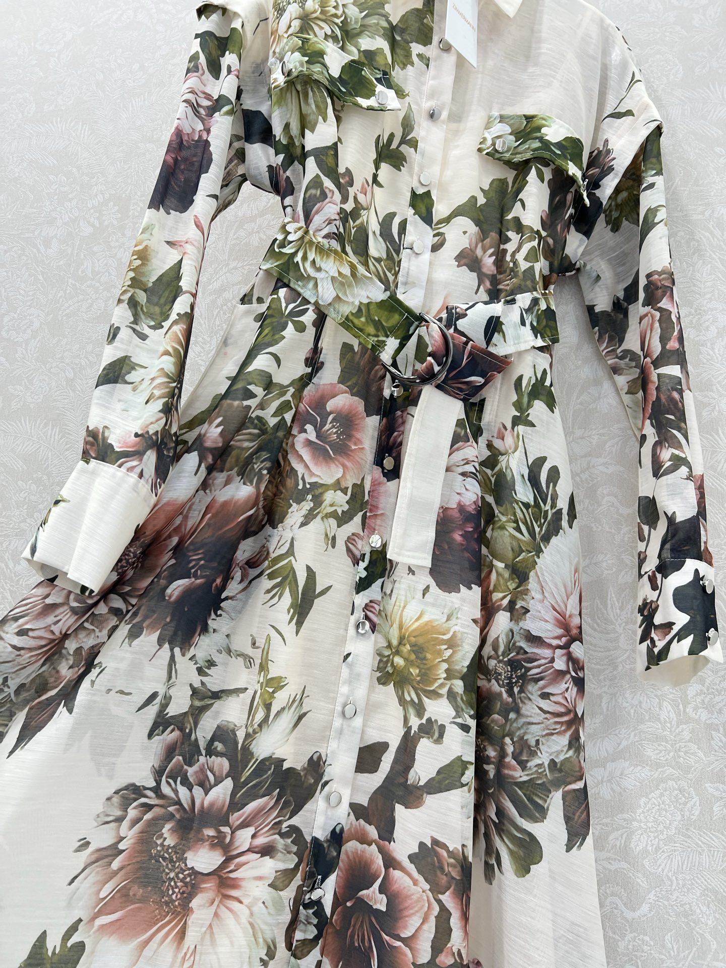 🔥🔥ZIMMERMAN* 25新款翻领长袖假两件长款连衣裙·选用纯棉混纺面料制成，晕染的花色搭配本布包扣