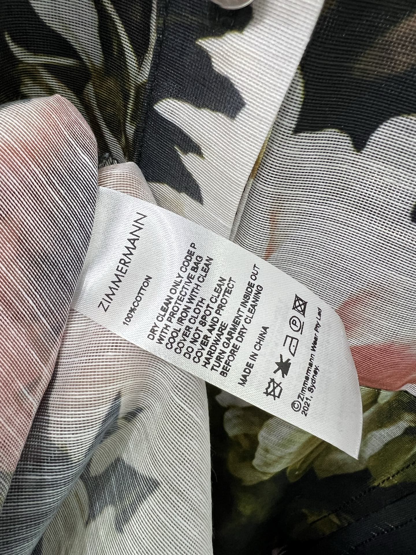 🔥🔥ZIMMERMAN* 25新款翻领长袖假两件长款连衣裙·选用纯棉混纺面料制成，晕染的花色搭配本布包扣