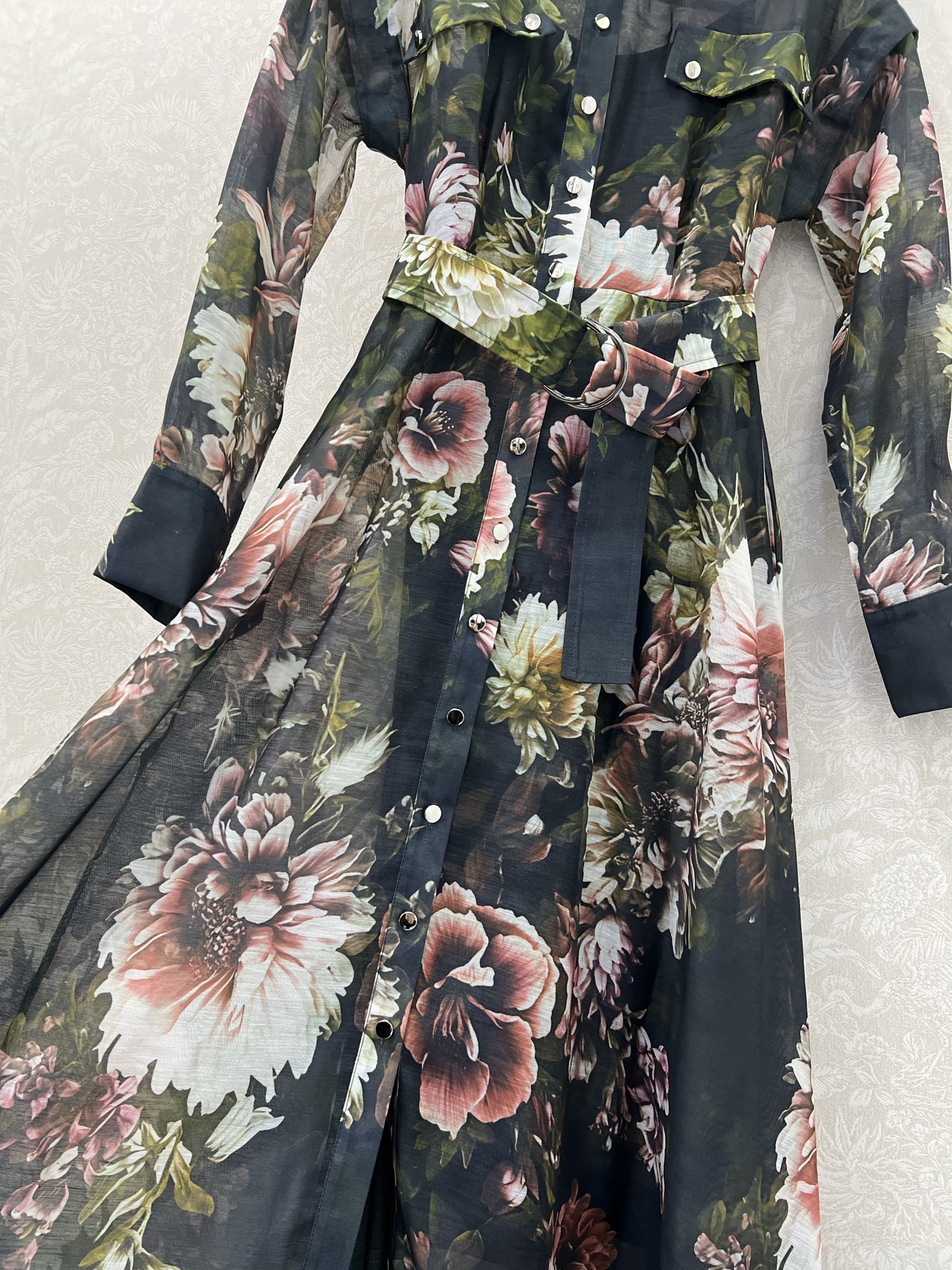 🔥🔥ZIMMERMAN* 25新款翻领长袖假两件长款连衣裙·选用纯棉混纺面料制成，晕染的花色搭配本布包扣