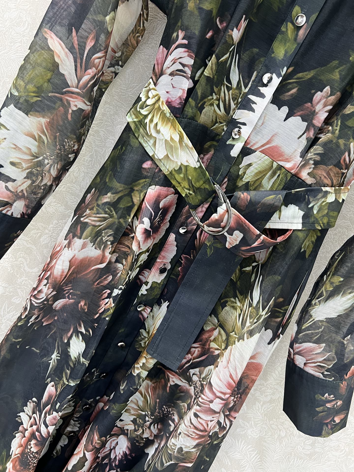 🔥🔥ZIMMERMAN* 25新款翻领长袖假两件长款连衣裙·选用纯棉混纺面料制成，晕染的花色搭配本布包扣